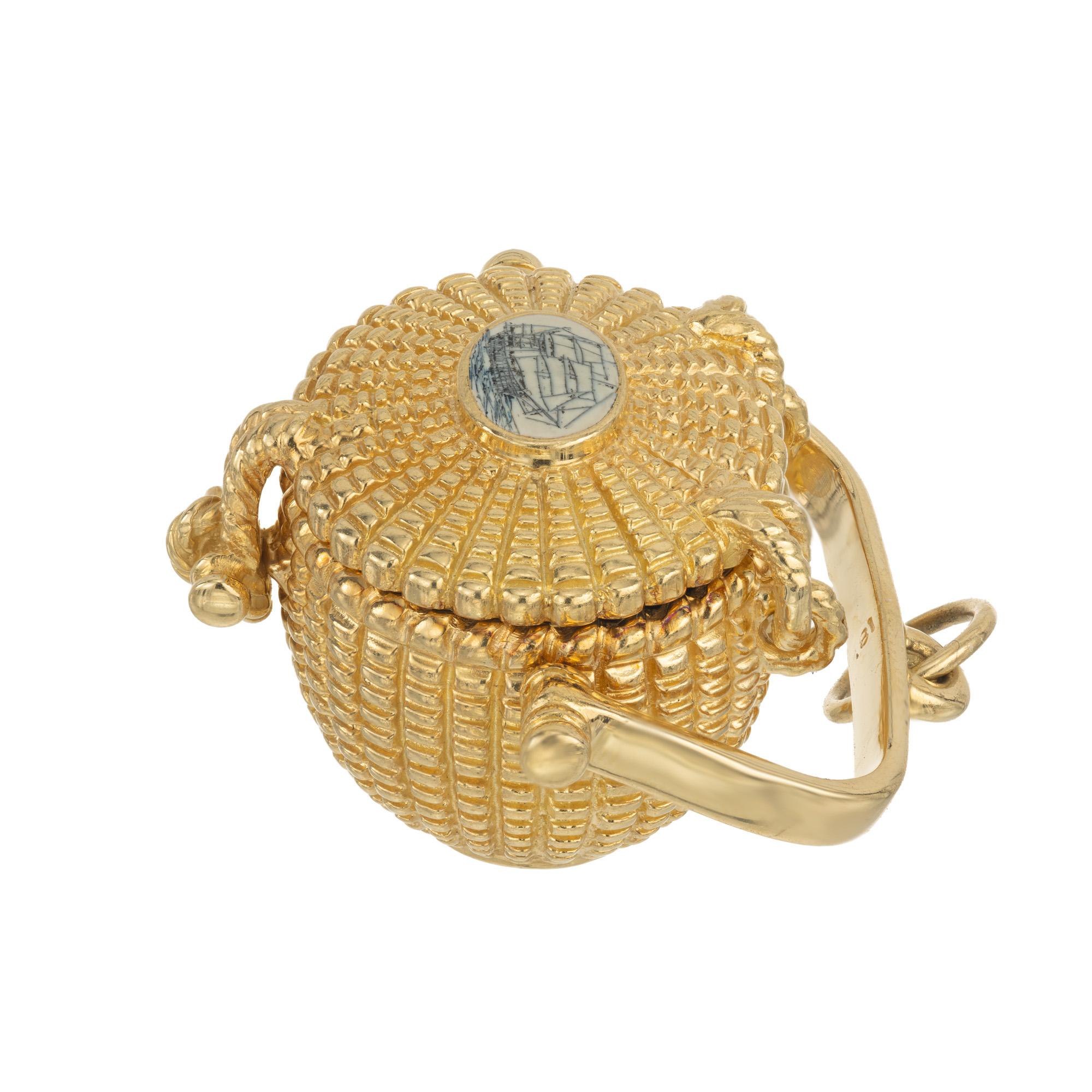 Glenaan Signed 1977 18k Yellow Gold Nantucket Basket Pendant In Excellent Condition In Stamford, CT