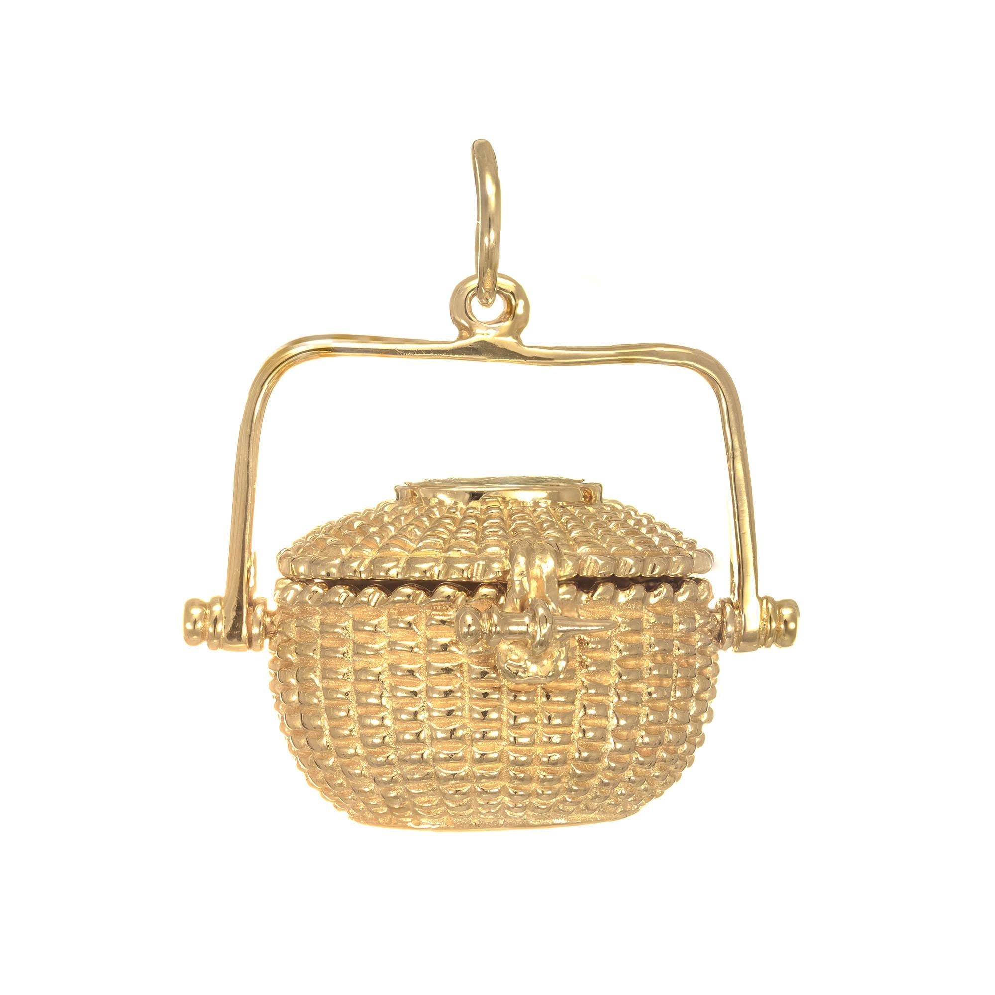 Glenaan signed 14k yellow gold Nantucket basket pendant.

14k yellow gold 
Stamped: 14k
20.7 grams
Top to bottom: 29mm or 1 Inch
Width: 32.5mm or 1.25 Inch


