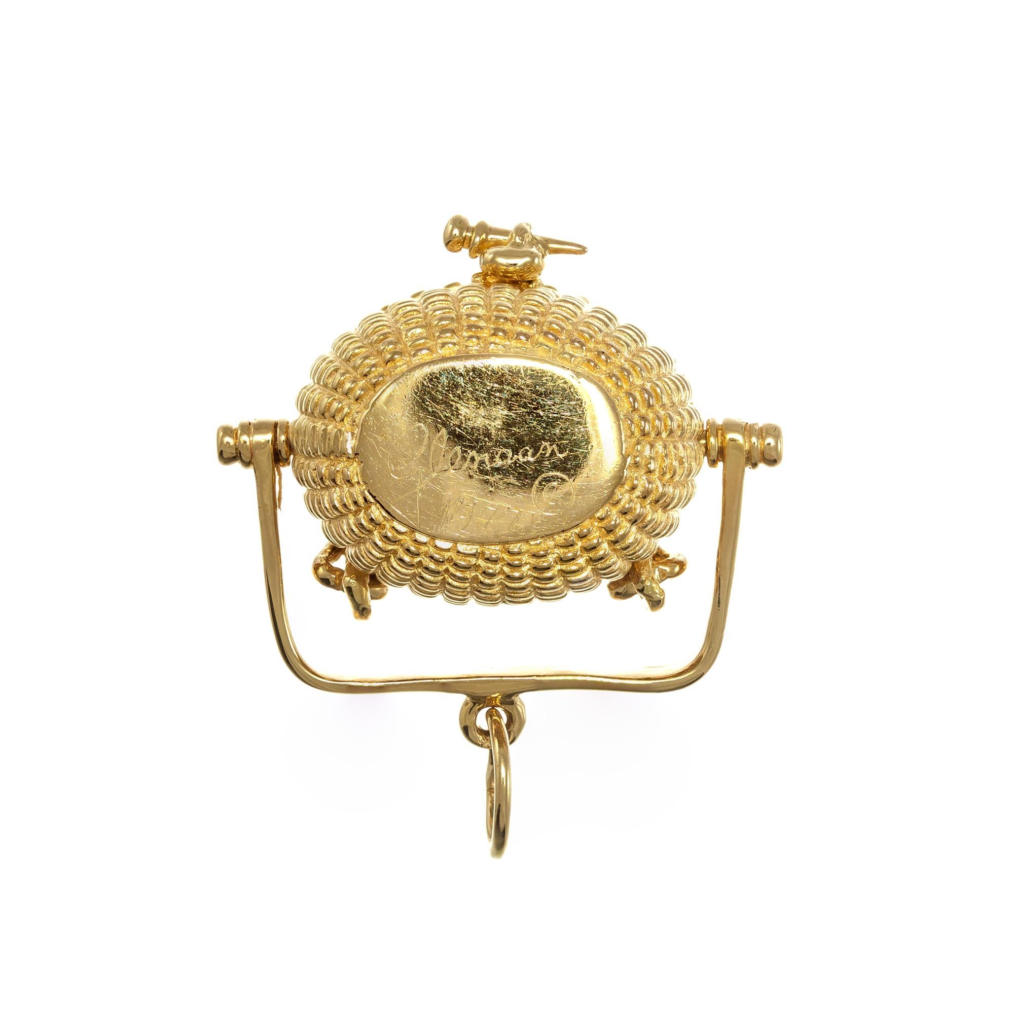 Glenaan Three-Dimensional Yellow Gold Nantucket Basket Pendant In Excellent Condition In Stamford, CT