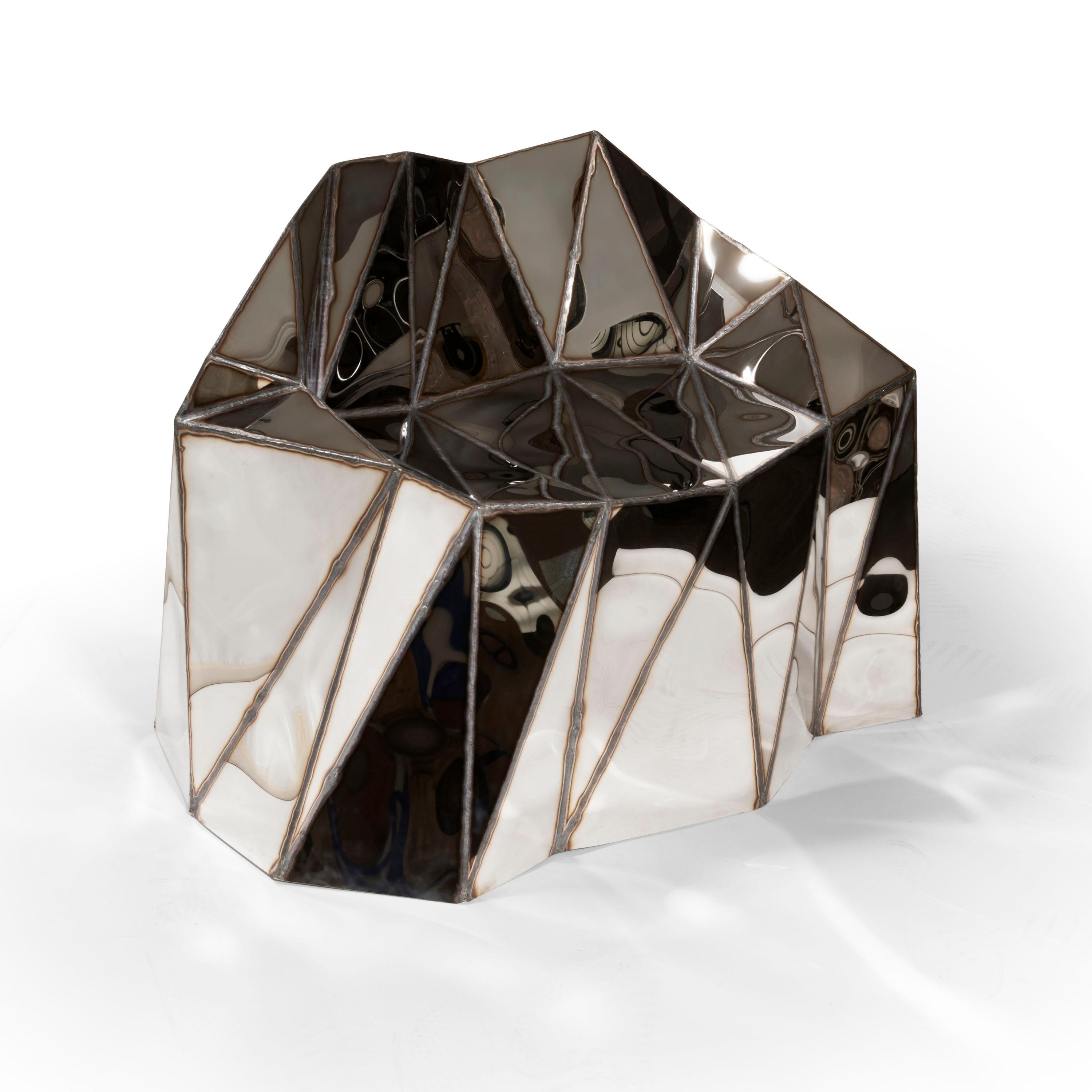 Chaise Glenda en acier inoxydable et poli miroir soudé par Julian Mayor
Édition limitée à 8 + 4AP.
Dimensions : D 72 x L 104 x H 71,5 cm. 
MATERIAL : Acier inoxydable et poli miroir.

Julian Mayor est un artiste et designer britannique réputé pour