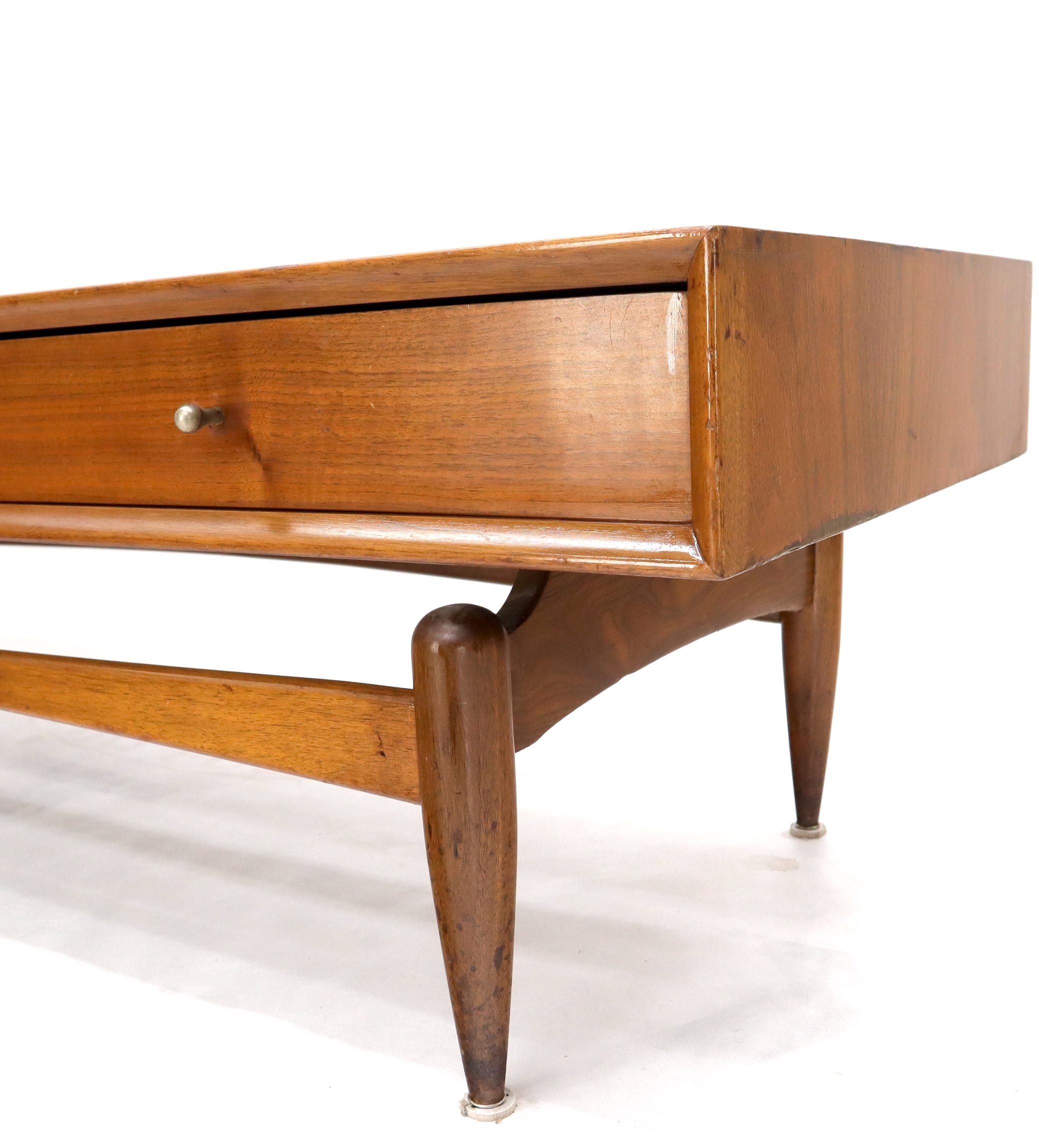Glenn of California Atr. Walnut Three Drawers Coffee Table on Sculpted Legs In Good Condition In Rockaway, NJ