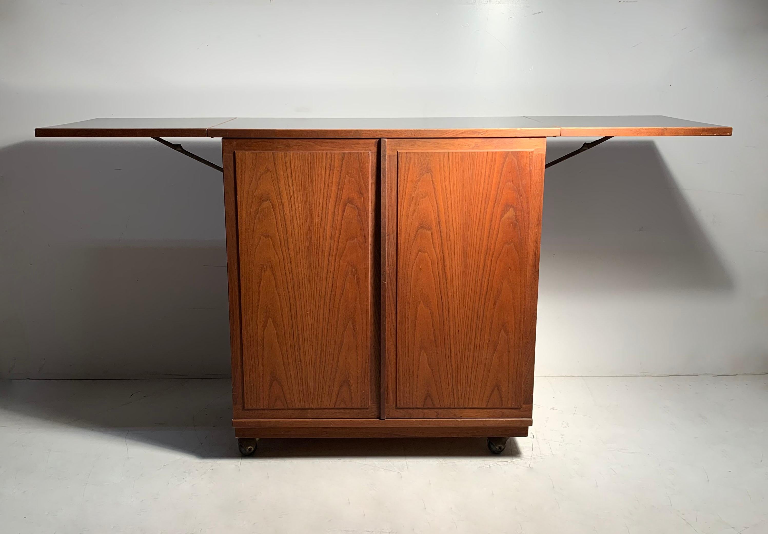 Mid-Century Modern Walnut Rolling Bar Cart Designed by Jack Cartwright In Good Condition For Sale In Chicago, IL