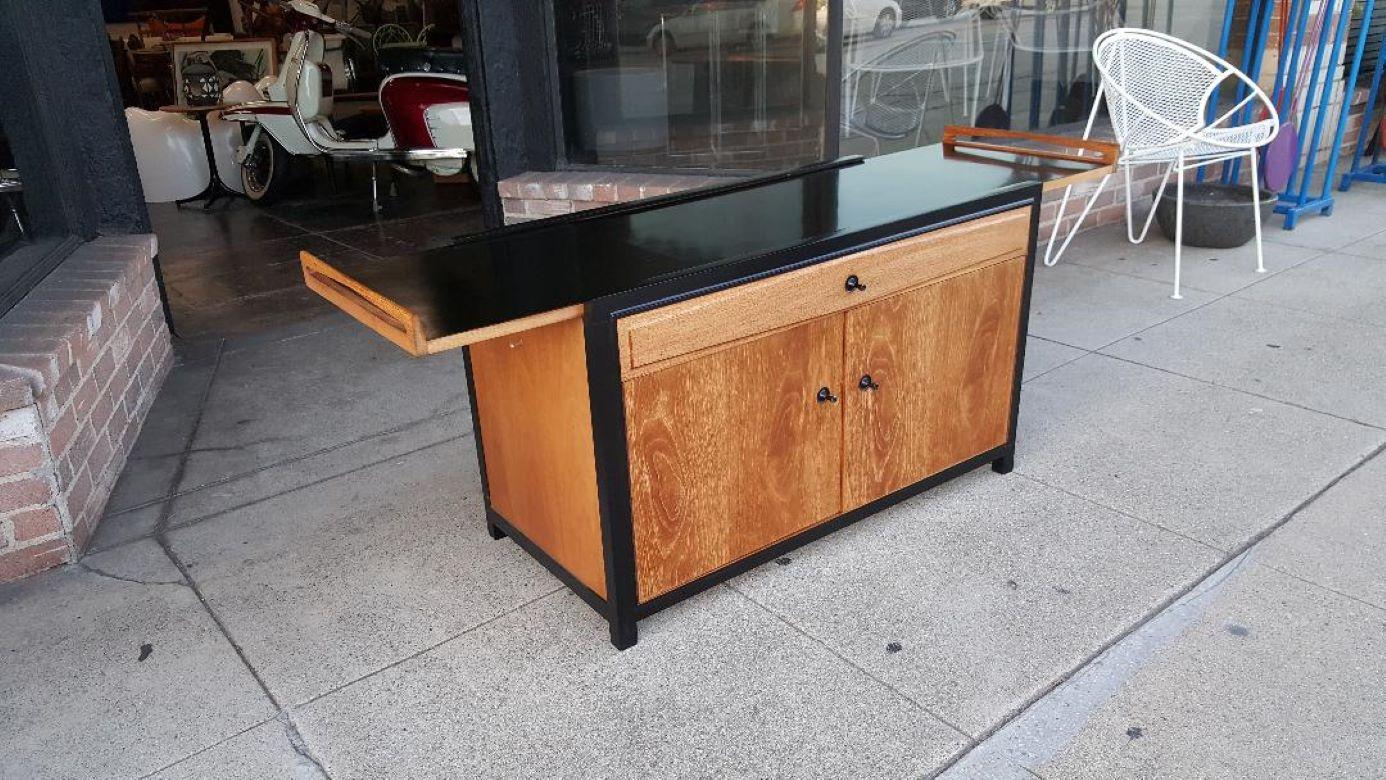 Mid-Century Modern Glenn of California Extendable Drop Leaf Walnut and Black Lacquer Bar Cabinet For Sale