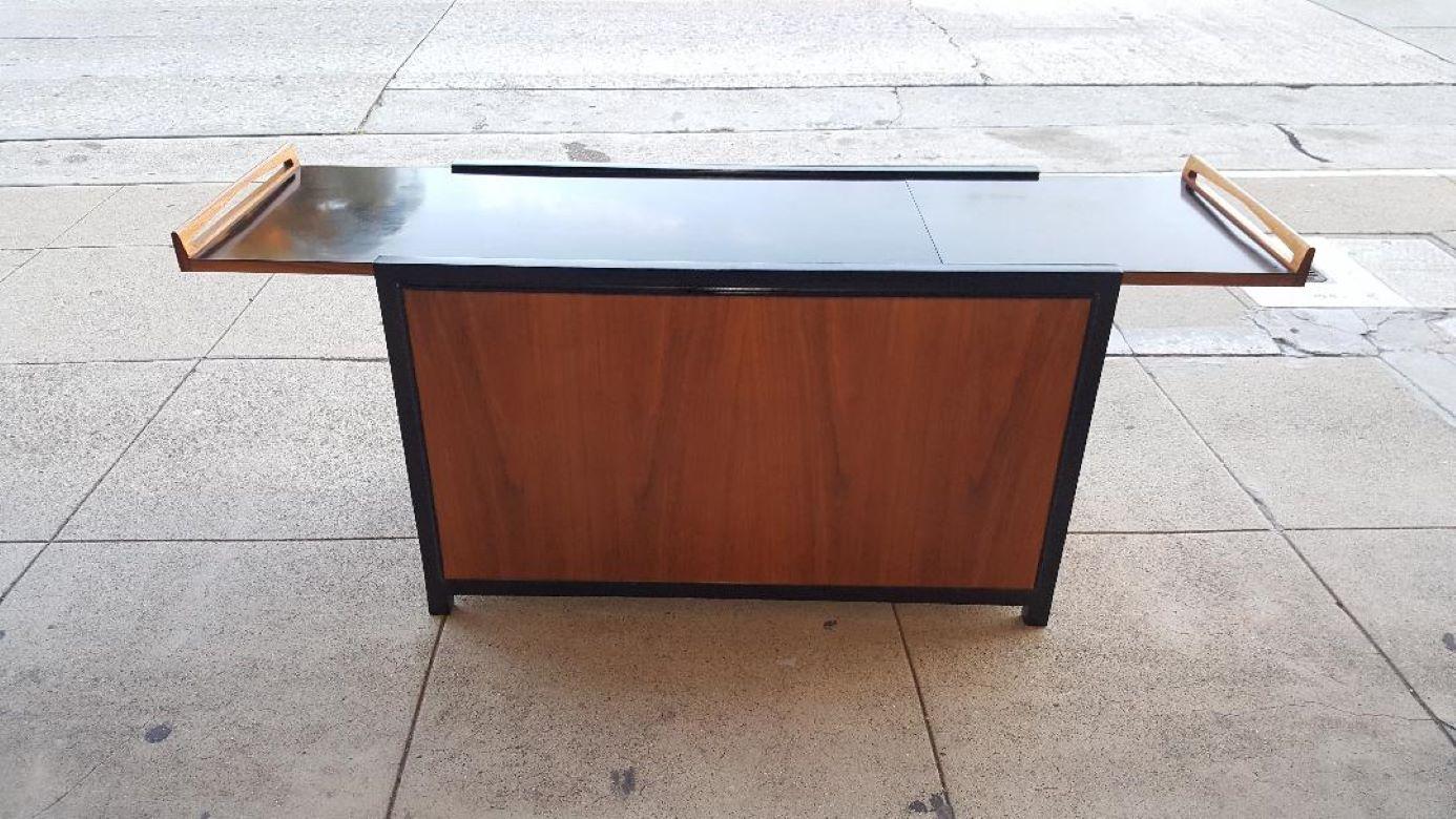 Glenn of California Extendable Drop Leaf Walnut and Black Lacquer Bar Cabinet In Good Condition For Sale In Monrovia, CA
