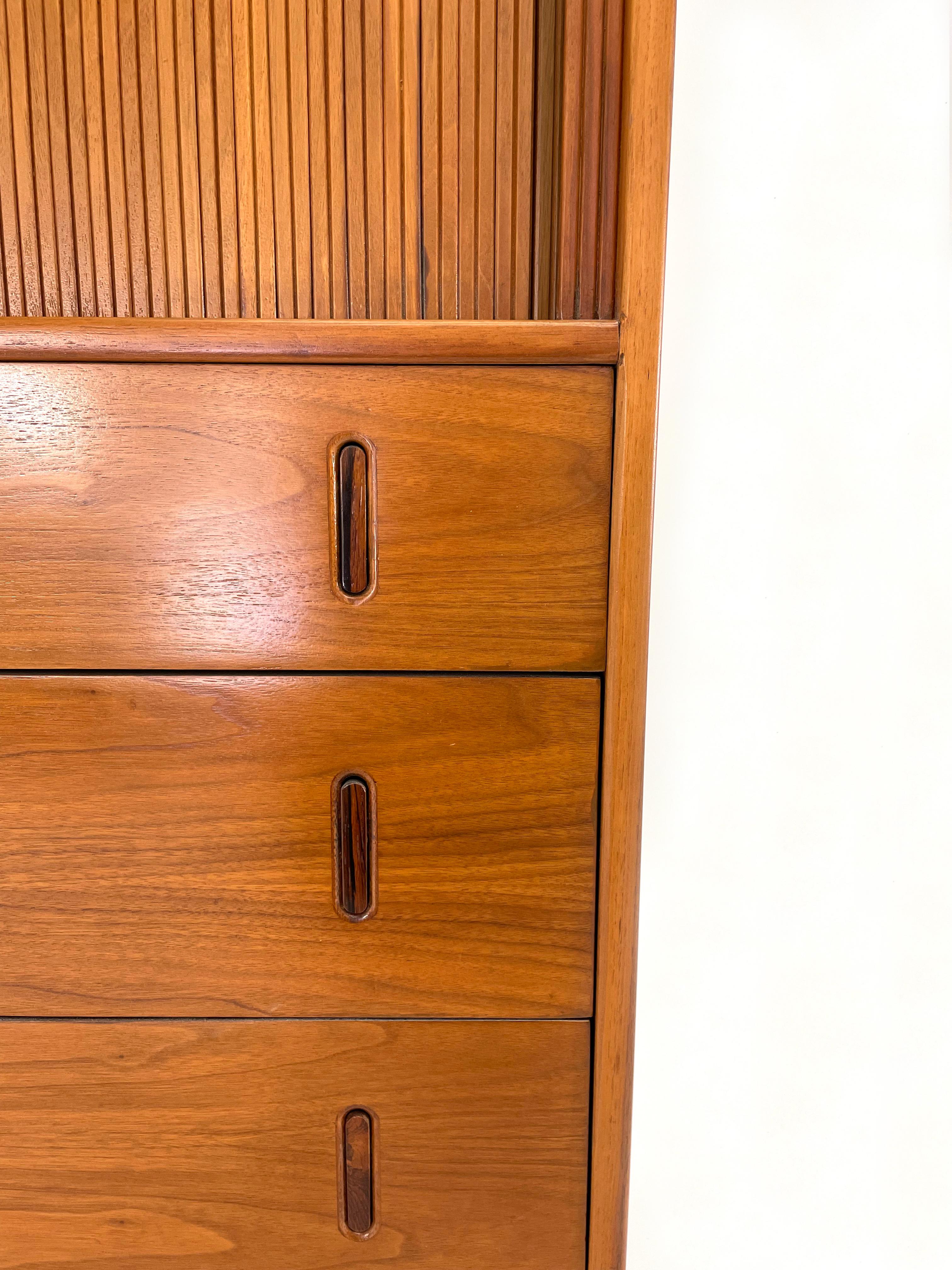 Glenn of California Gentleman's Dresser by Richard Thompson 10