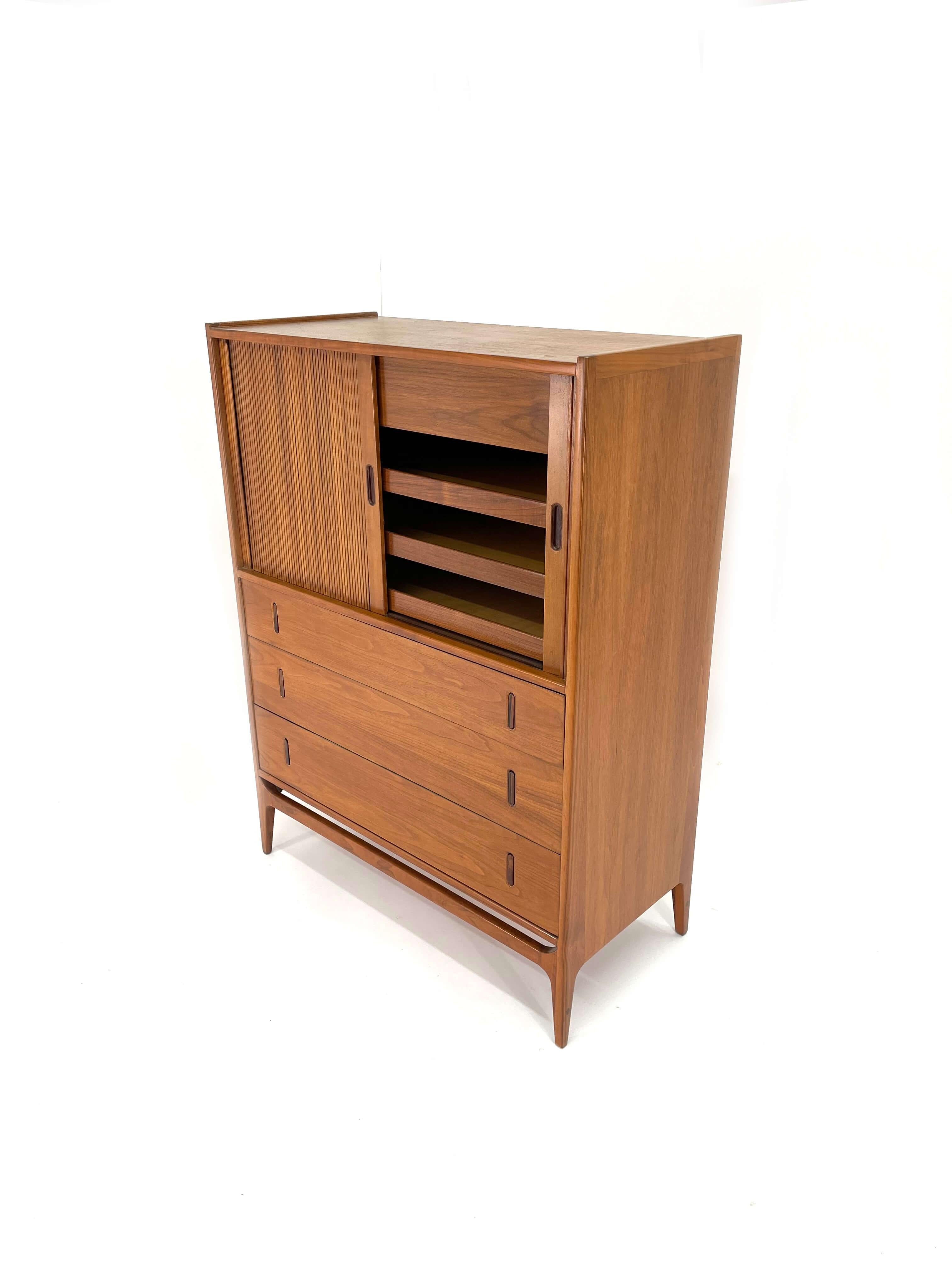 Glenn of California Gentleman's Dresser by Richard Thompson 12