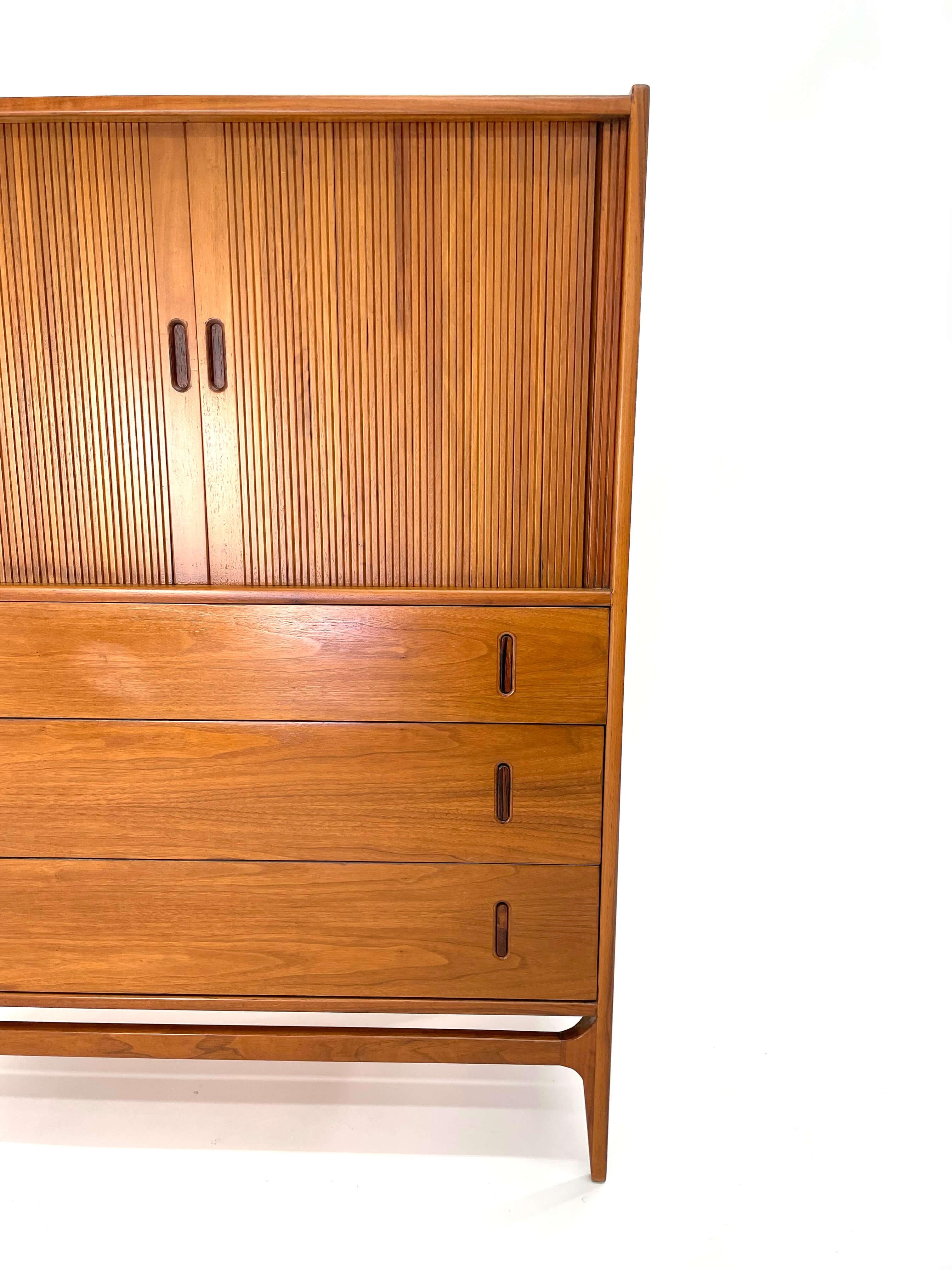 Glenn of California Gentleman's Dresser by Richard Thompson In Excellent Condition For Sale In San Diego, CA