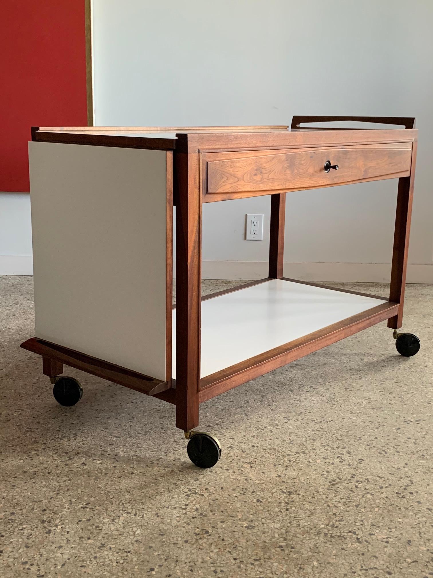 Glenn of California Hostess Bar Cart in Walnut and White Formica In Good Condition For Sale In St.Petersburg, FL
