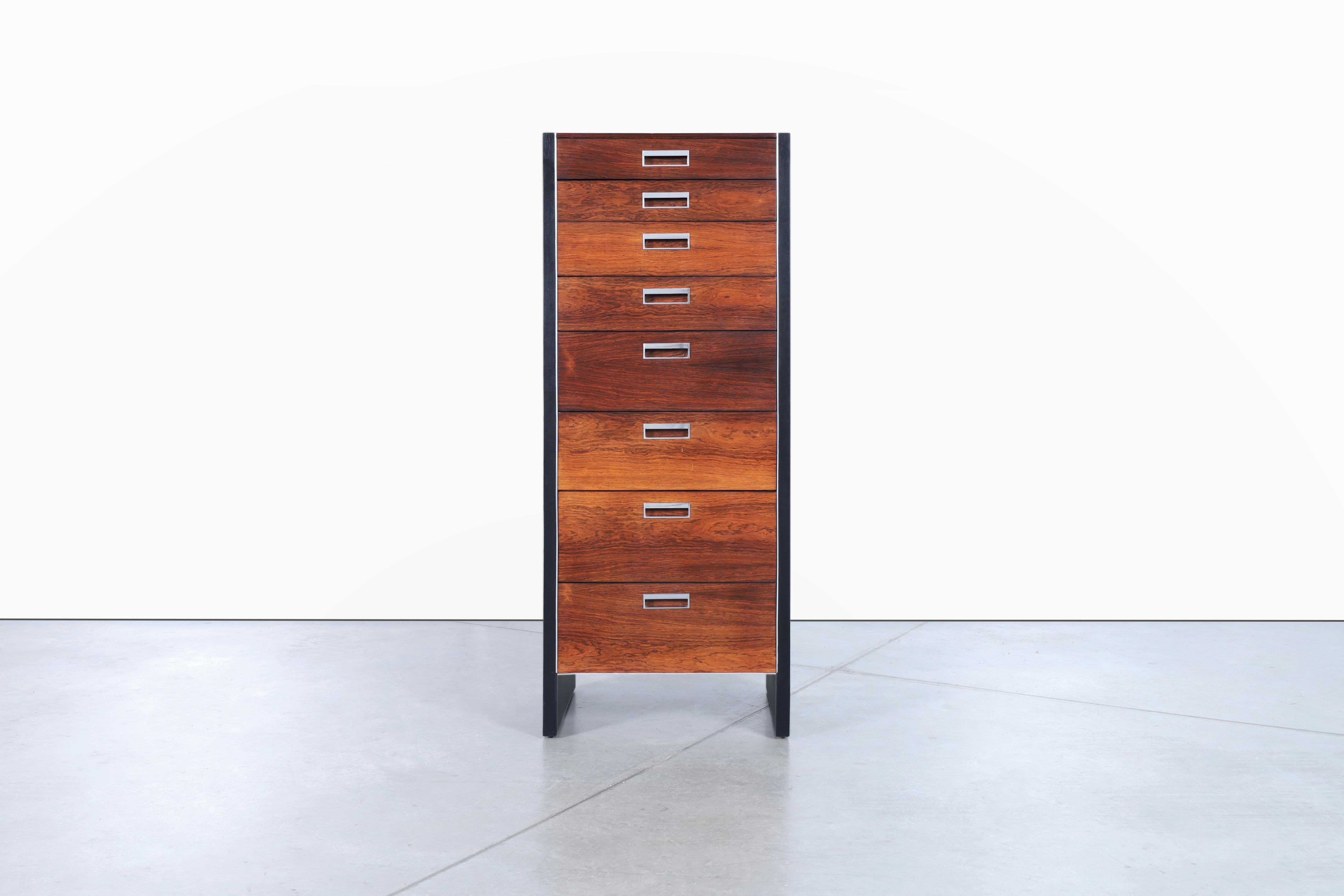 Cette superbe commode haute du milieu du siècle est un véritable chef-d'œuvre de design, conçu par Robert Baron et fabriqué par Glenn of California dans les années 1960. La commode présente une silhouette épurée et élégante, mettant en valeur un