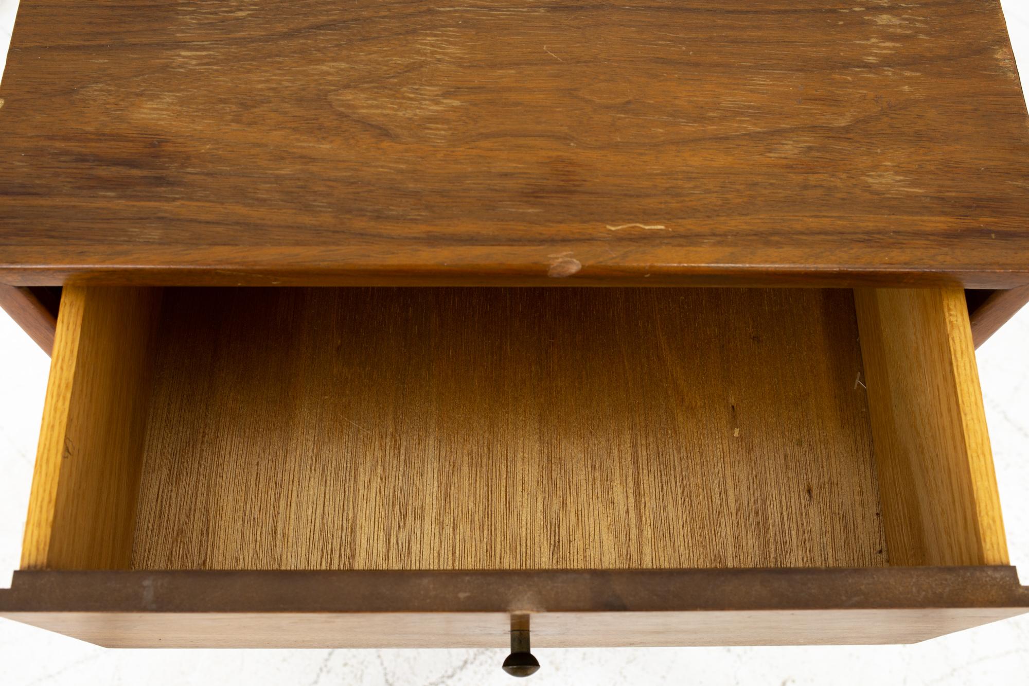 Glenn of California Stil Mitte des Jahrhunderts Nachttisch mit einer Schublade aus Nussbaumholz im Angebot 4