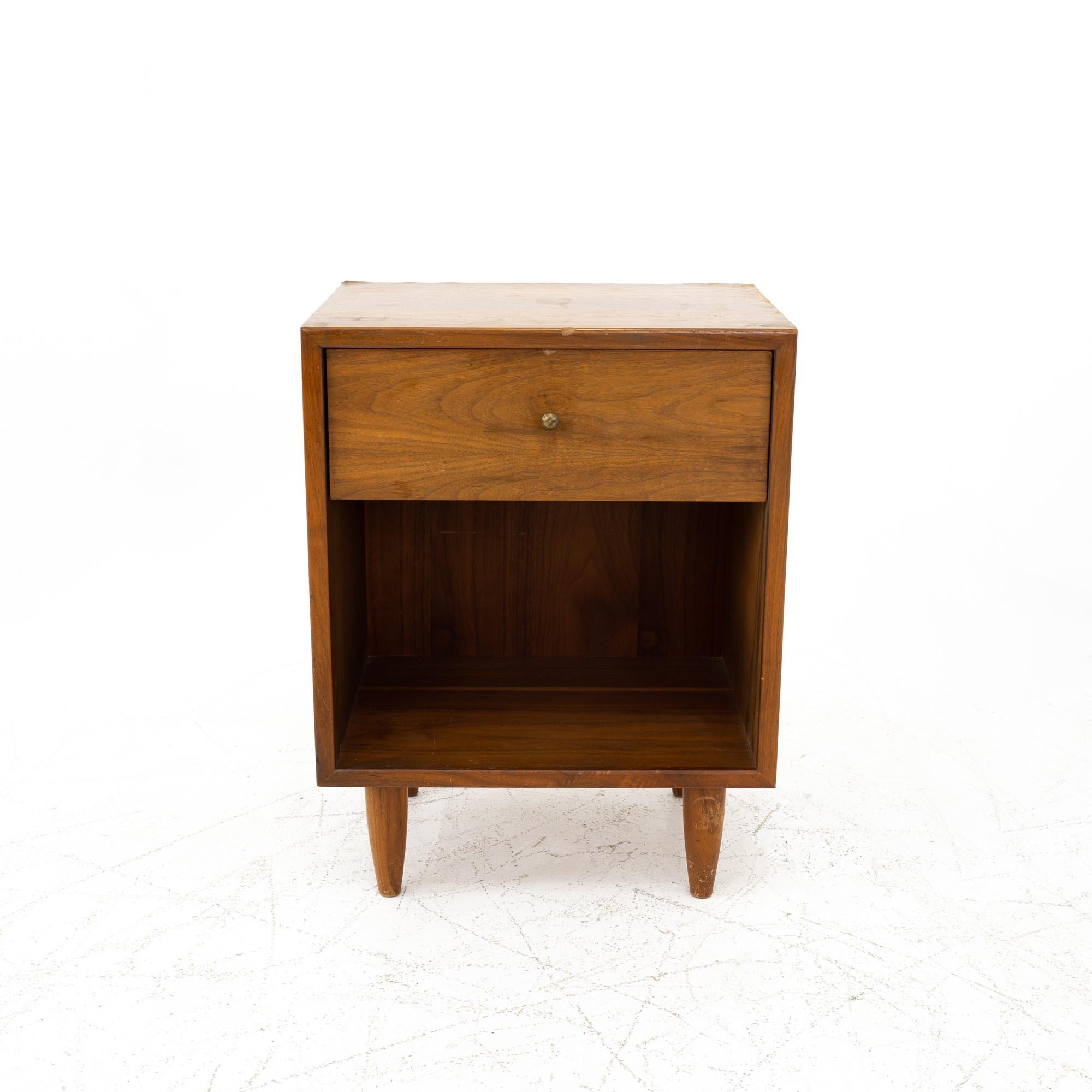 Glenn of California style mid century single drawer walnut nightstand
Nachttisch Maße: 18.75 breit x 14 tief x 24,5 hoch

Dieser Preis beinhaltet den Erhalt dieses Stücks in einem restaurierten Vintage-Zustand, wie wir es nennen. Das bedeutet,