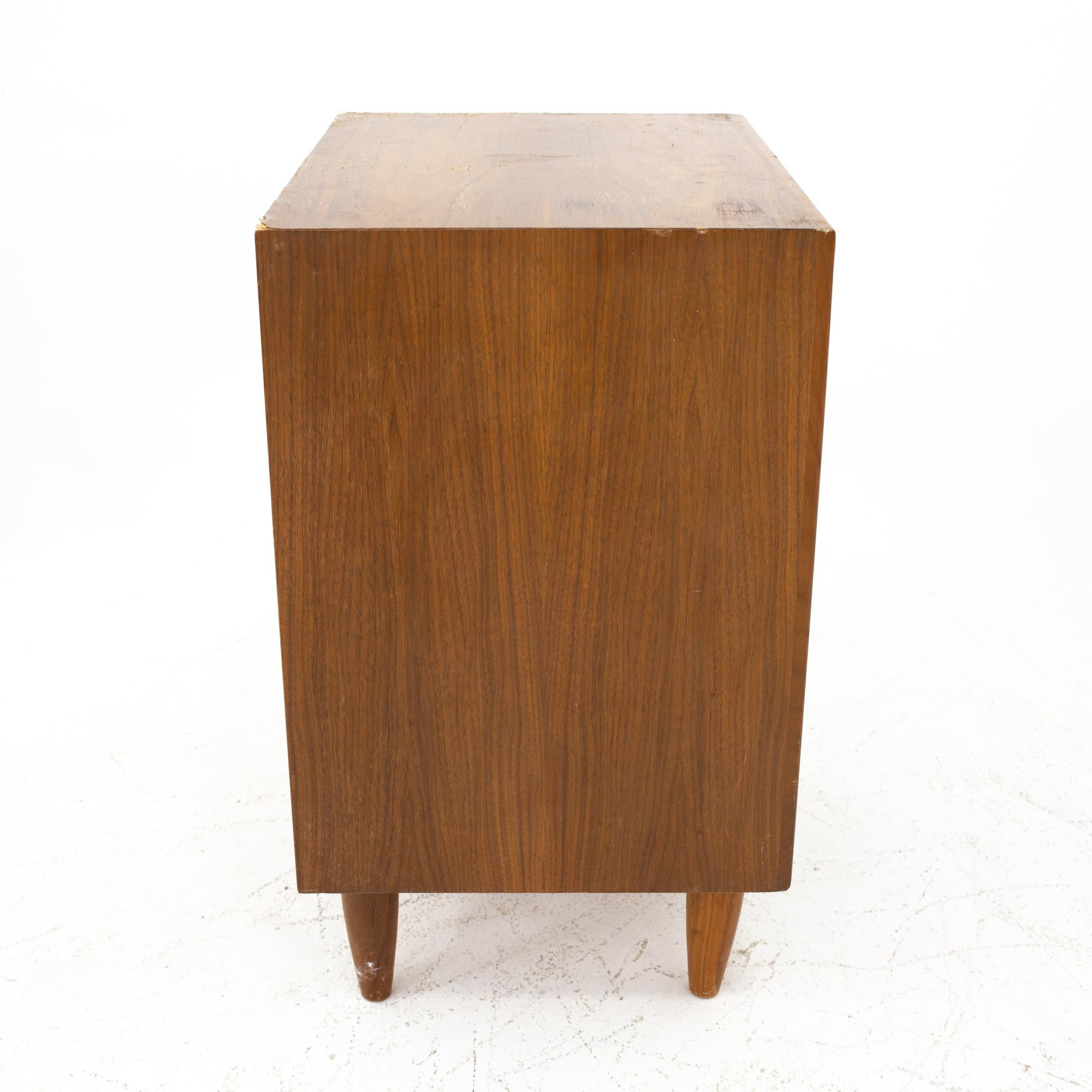 Glenn of California Style Mid Century Single Drawer Walnut Nightstand In Good Condition For Sale In Countryside, IL
