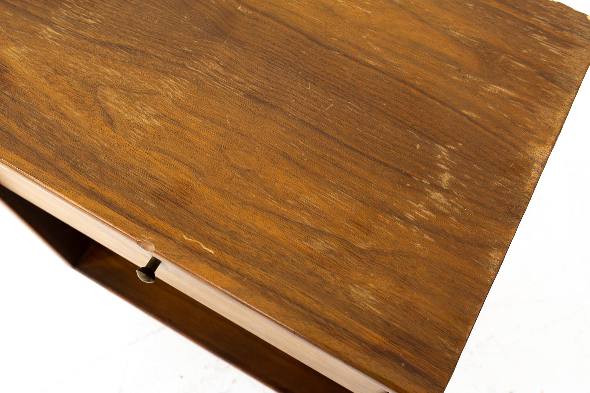 Glenn of California Stil Mitte des Jahrhunderts Nachttisch mit einer Schublade aus Nussbaumholz im Angebot 2