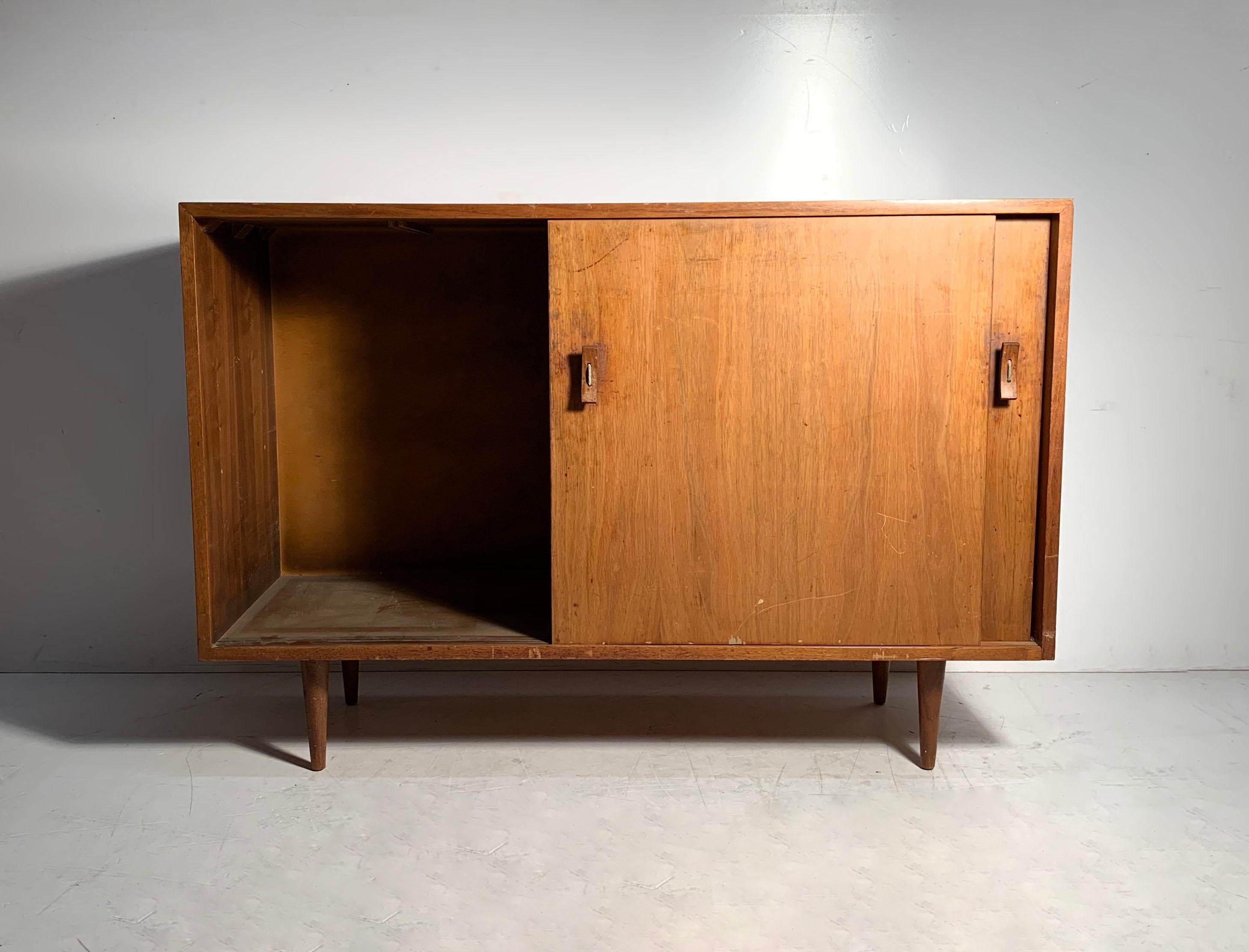 Glenn of California Vintage Sideboard Cabinet by Stanley Young In Good Condition For Sale In Chicago, IL