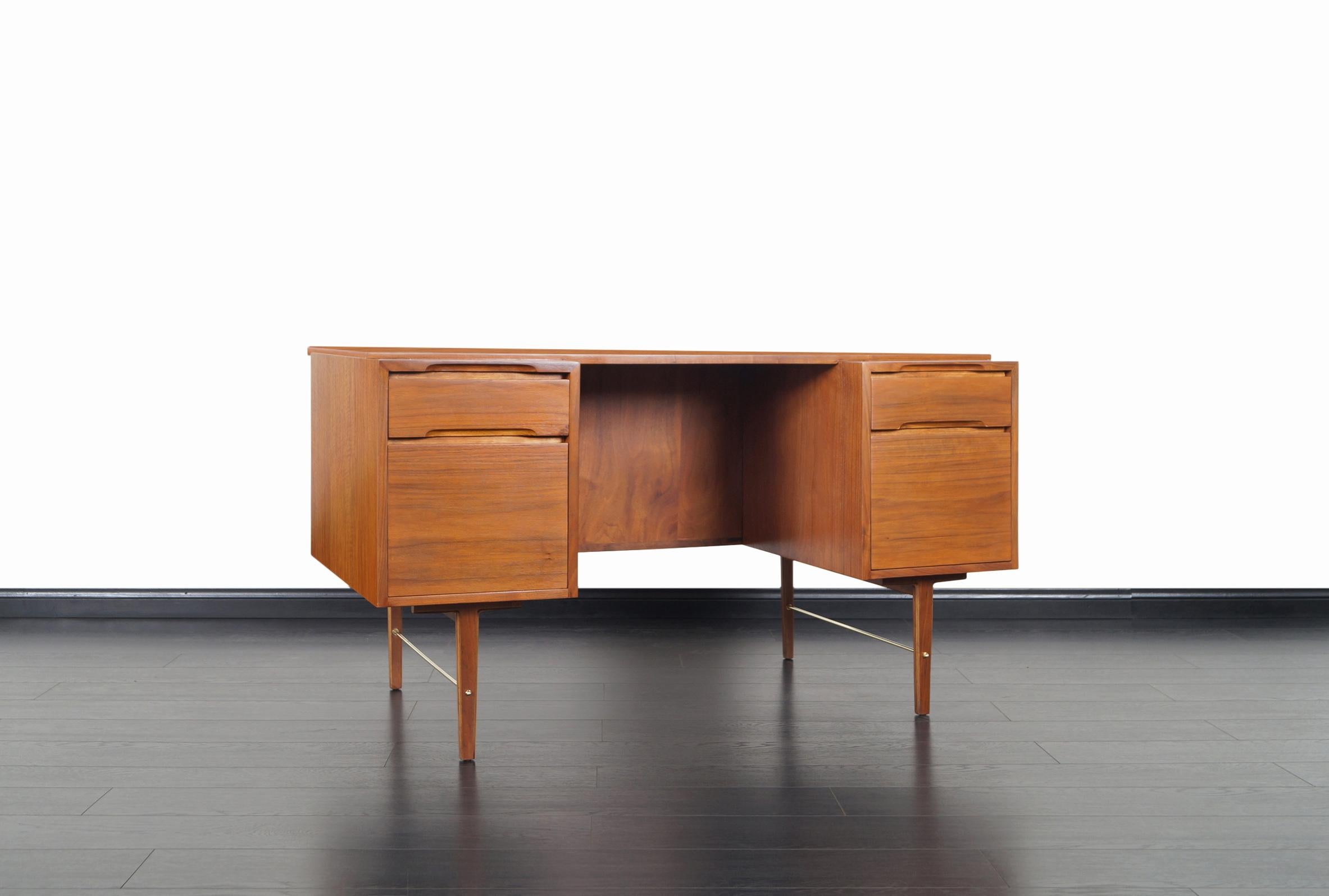 Rare vintage walnut desk by Kipp Stewart & Stewart MacDougall for Glenn of California in the United States, circa 1950s. This desk is characterized by having a large workspace, it has a total of four dovetailed drawers, two of these drawers are file