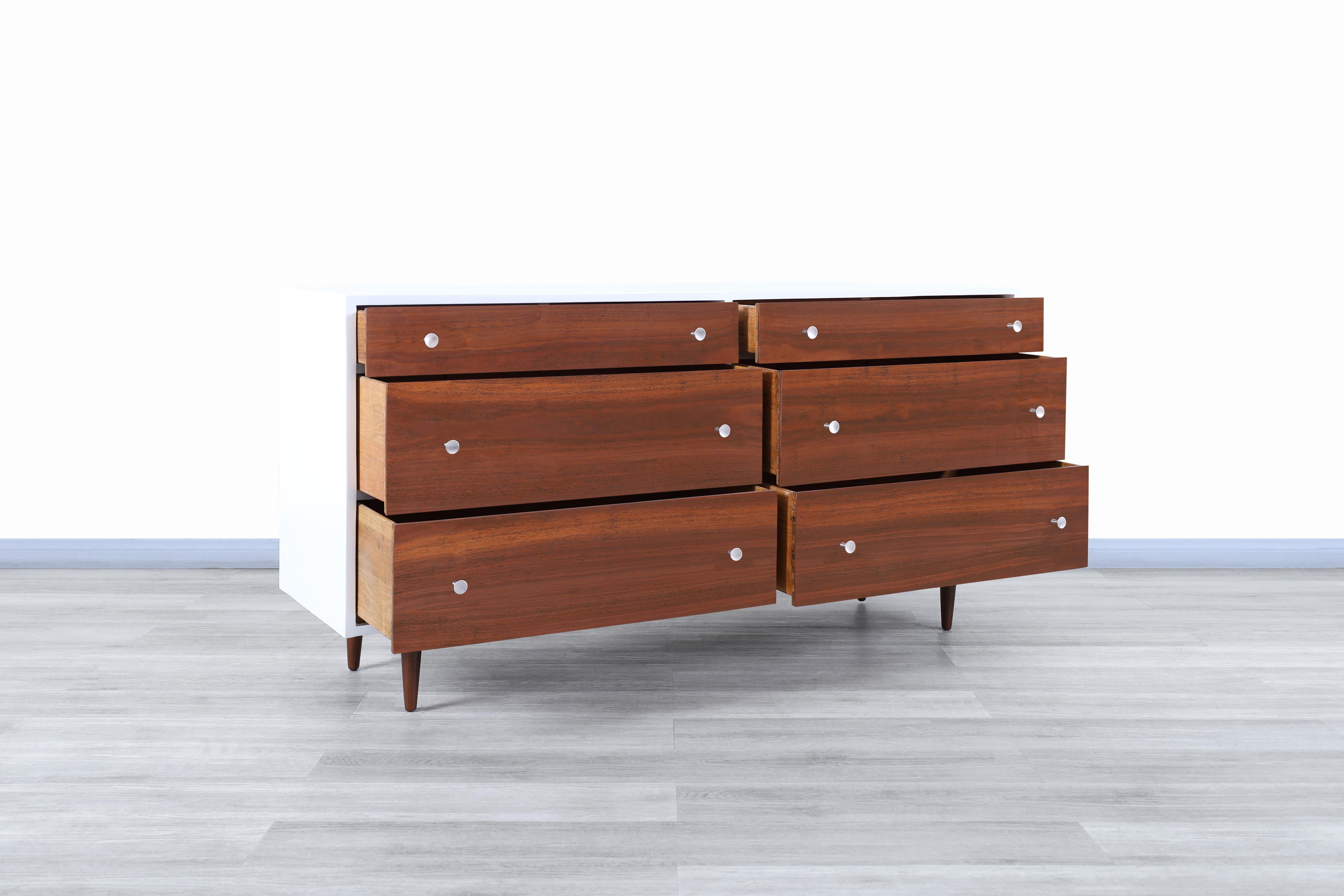 Mid-Century Modern Glenn of California Walnut and Lacquered Dresser by Milo Baughman For Sale