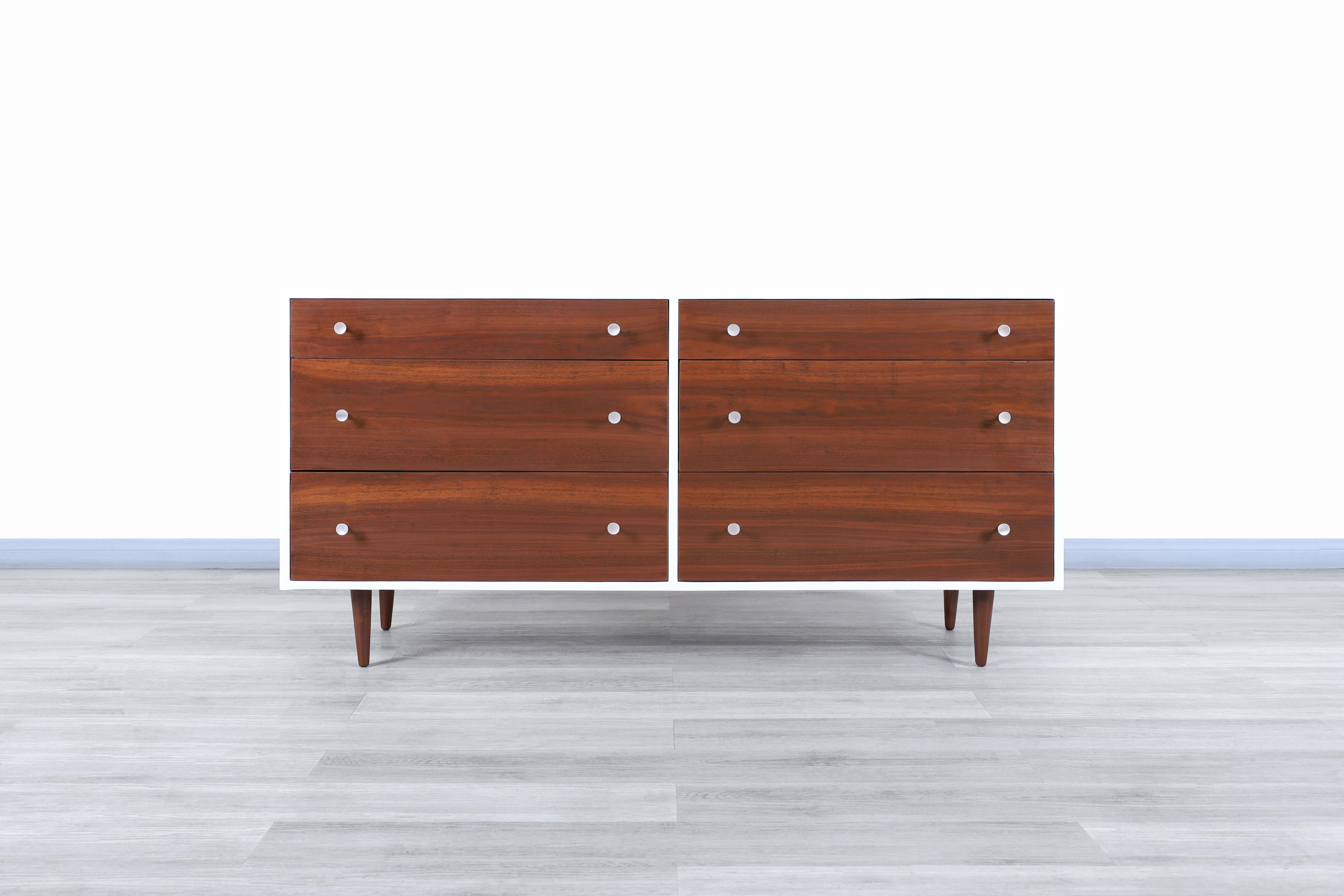 Mid-20th Century Glenn of California Walnut and Lacquered Dresser by Milo Baughman For Sale
