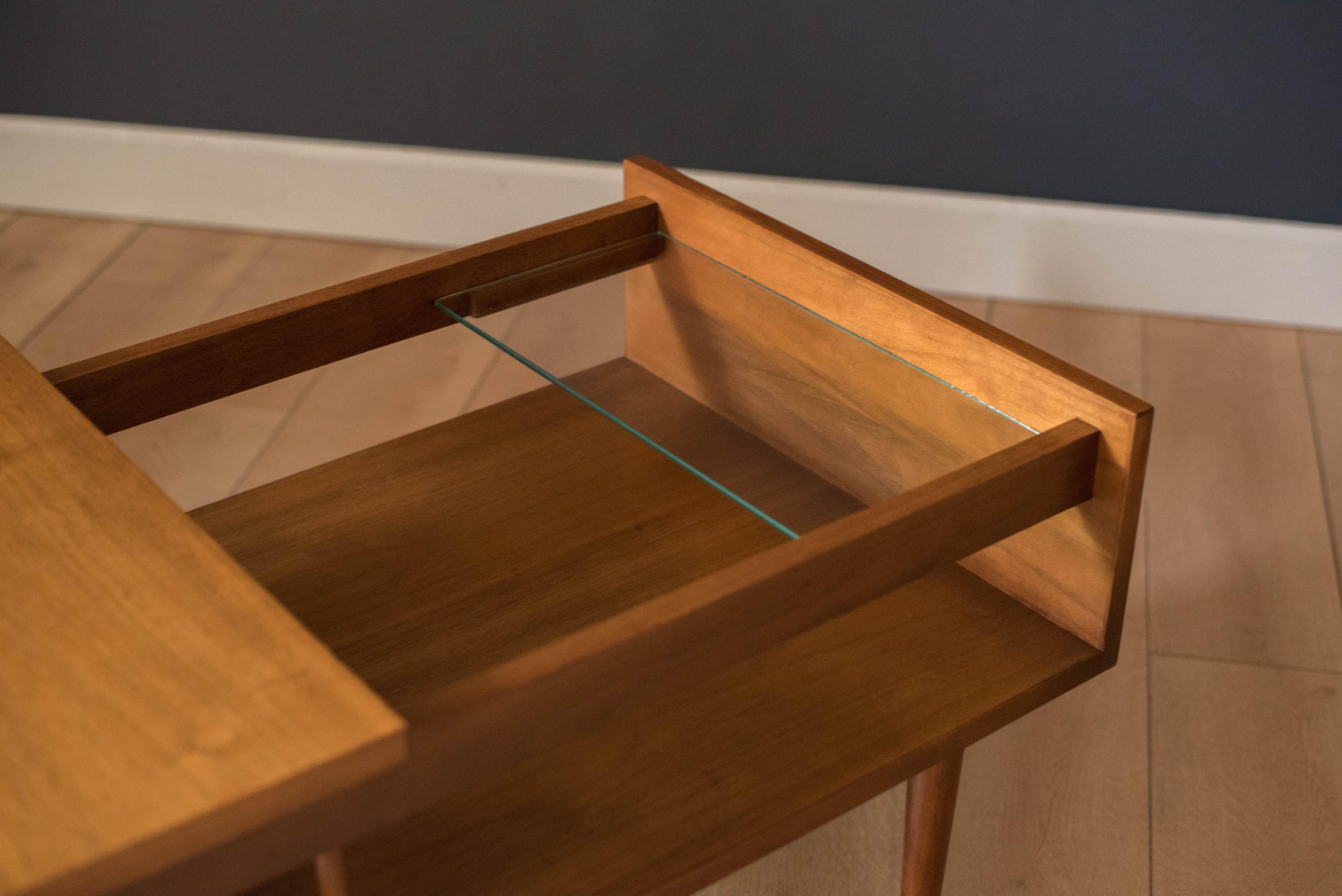 Glenn of California Walnut Corner Coffee Table by Milo Baughman In Good Condition For Sale In San Jose, CA