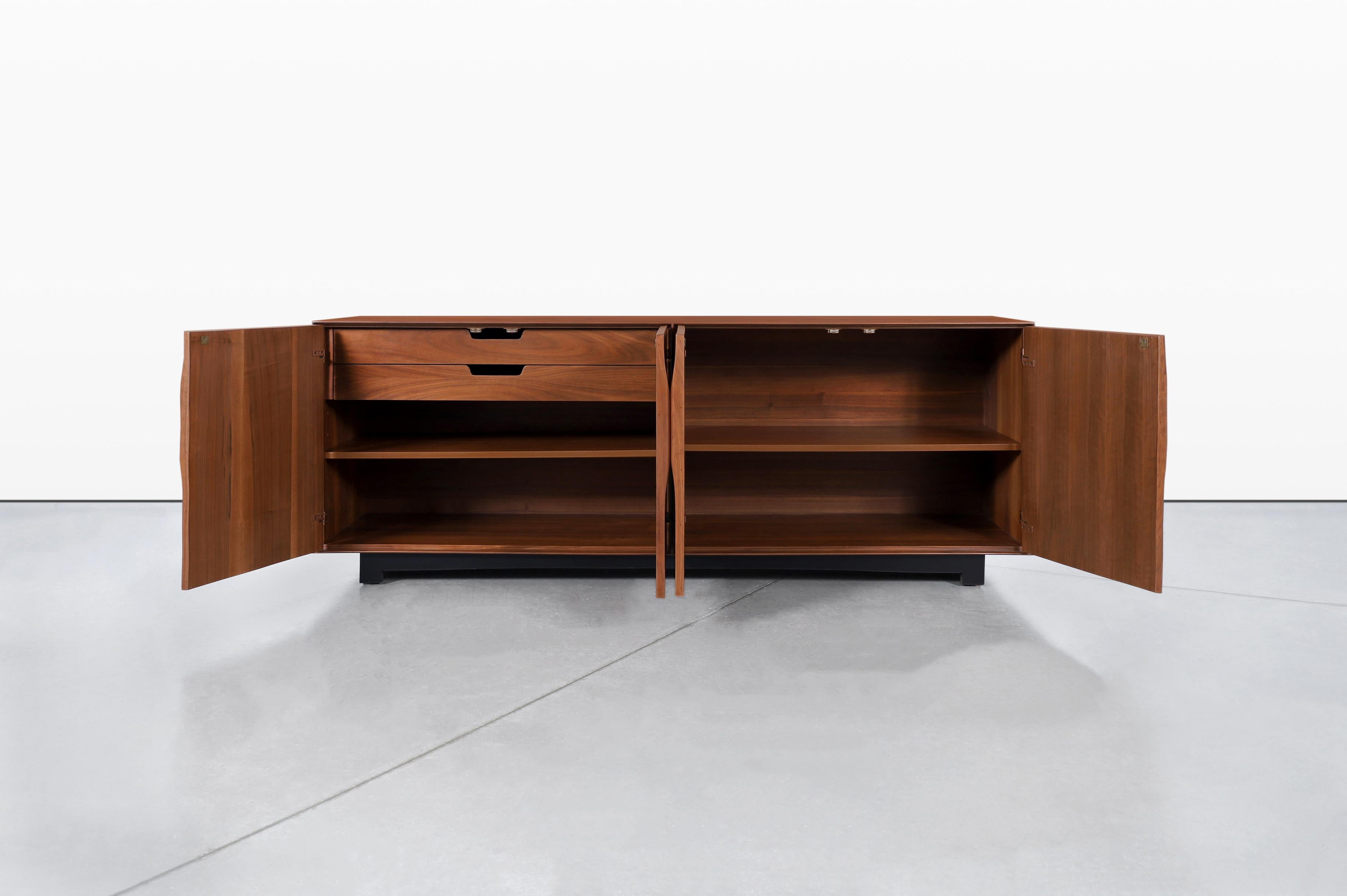 Credenza de nogal Glenn of California de John Kapel en venta 3