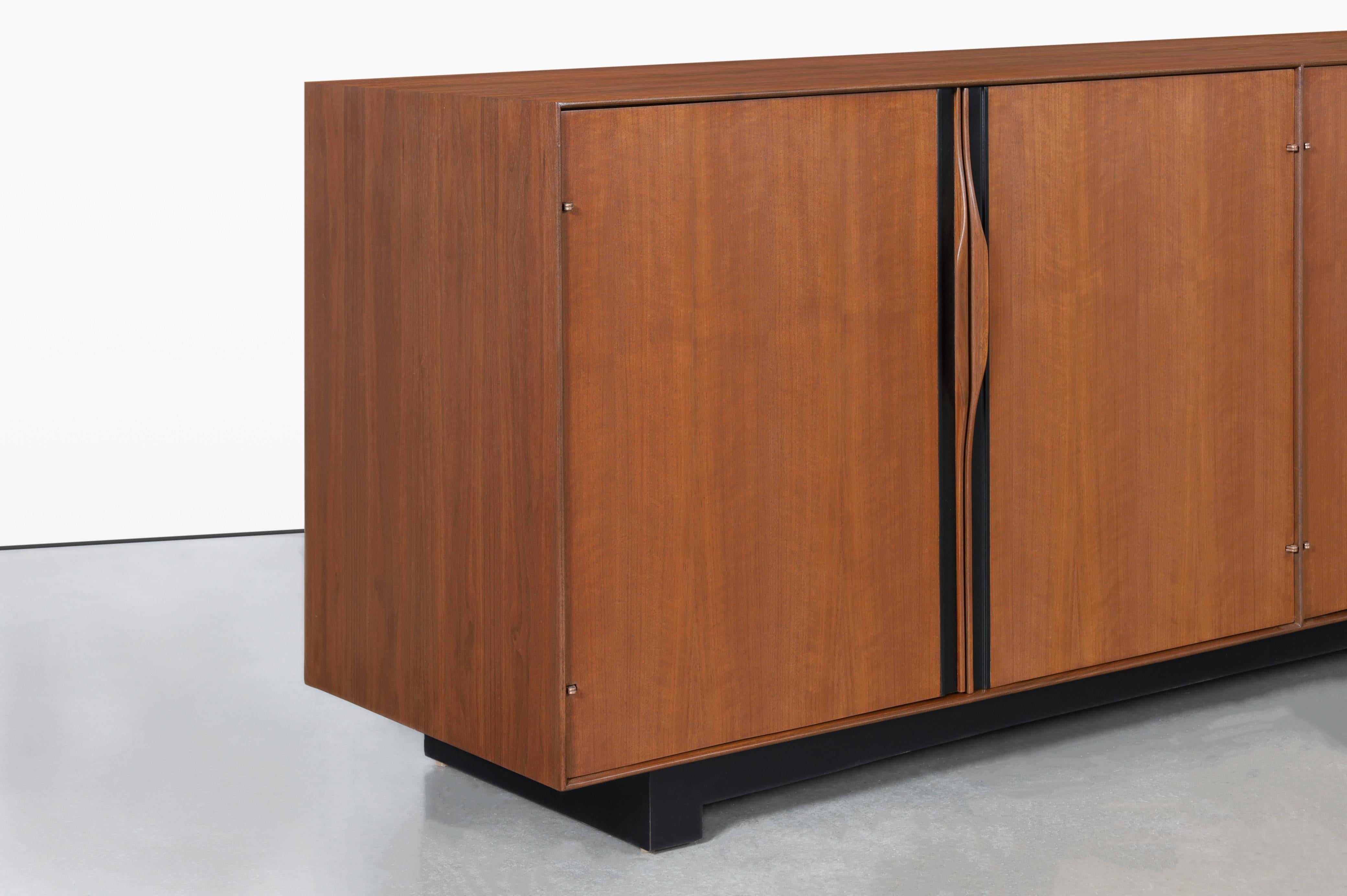 Credenza de nogal Glenn of California de John Kapel Moderno de mediados de siglo en venta