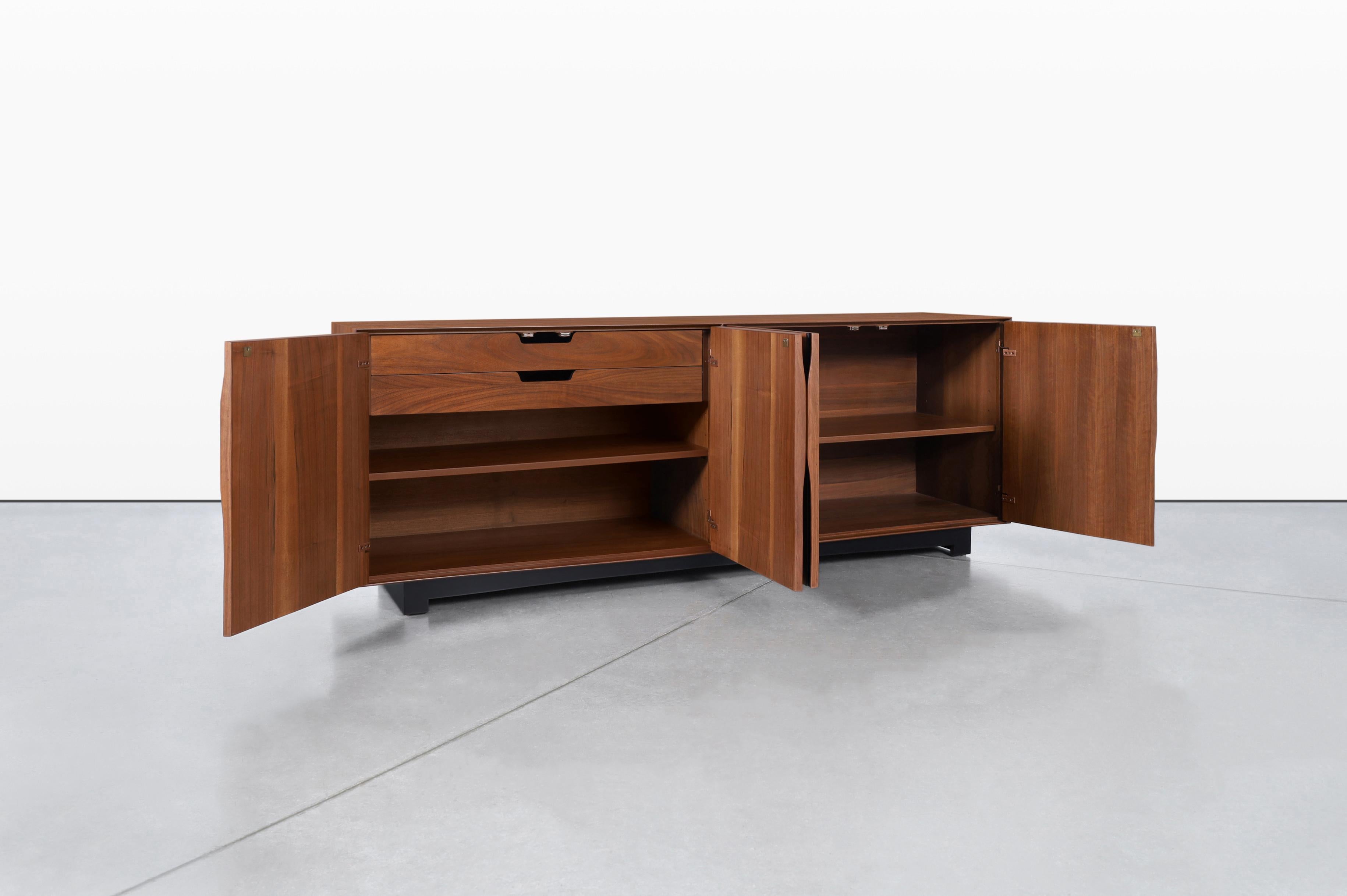 Credenza de nogal Glenn of California de John Kapel Estadounidense en venta