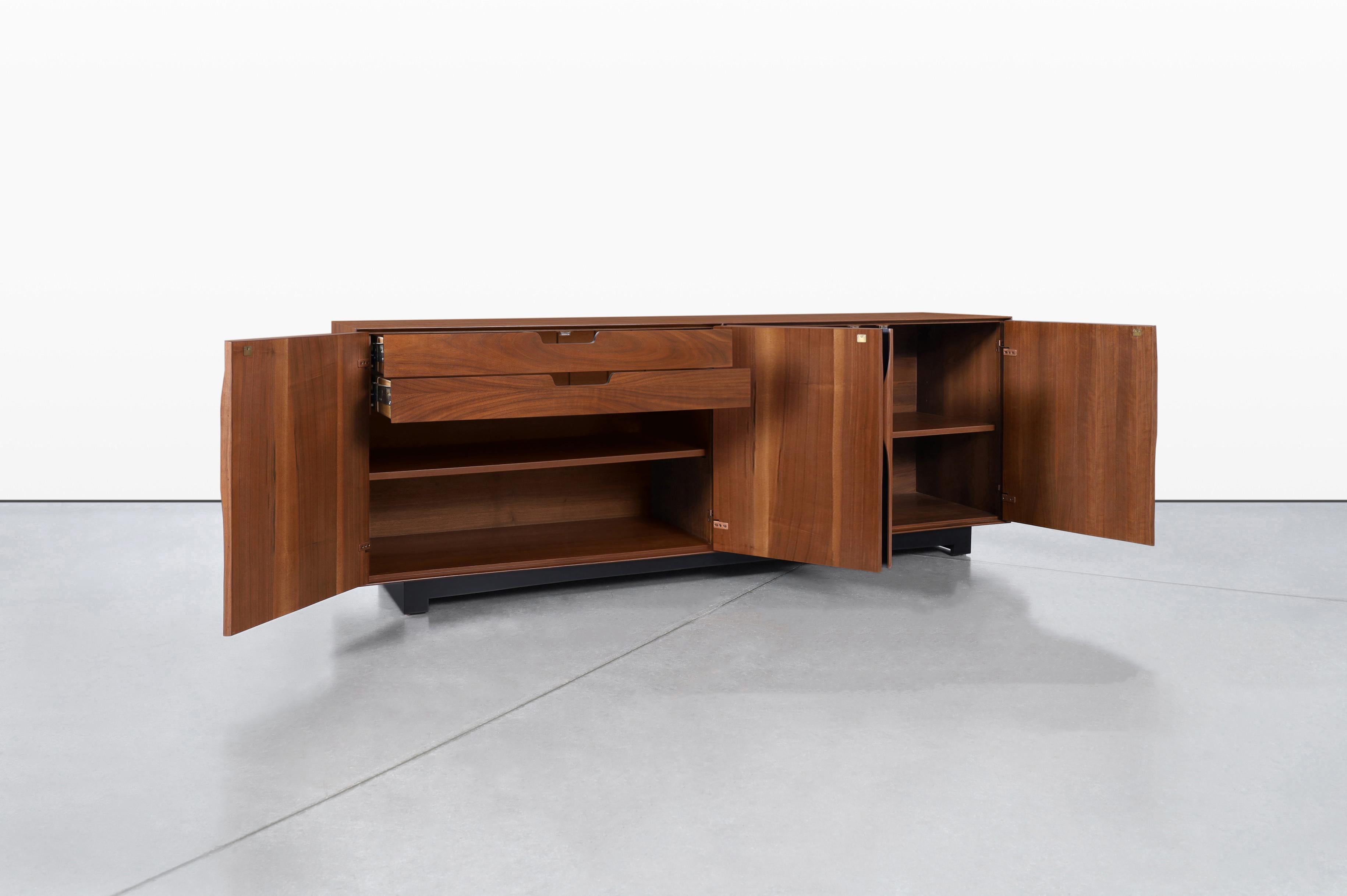 Credenza de nogal Glenn of California de John Kapel en Excelente estado para la venta en North Hollywood, CA