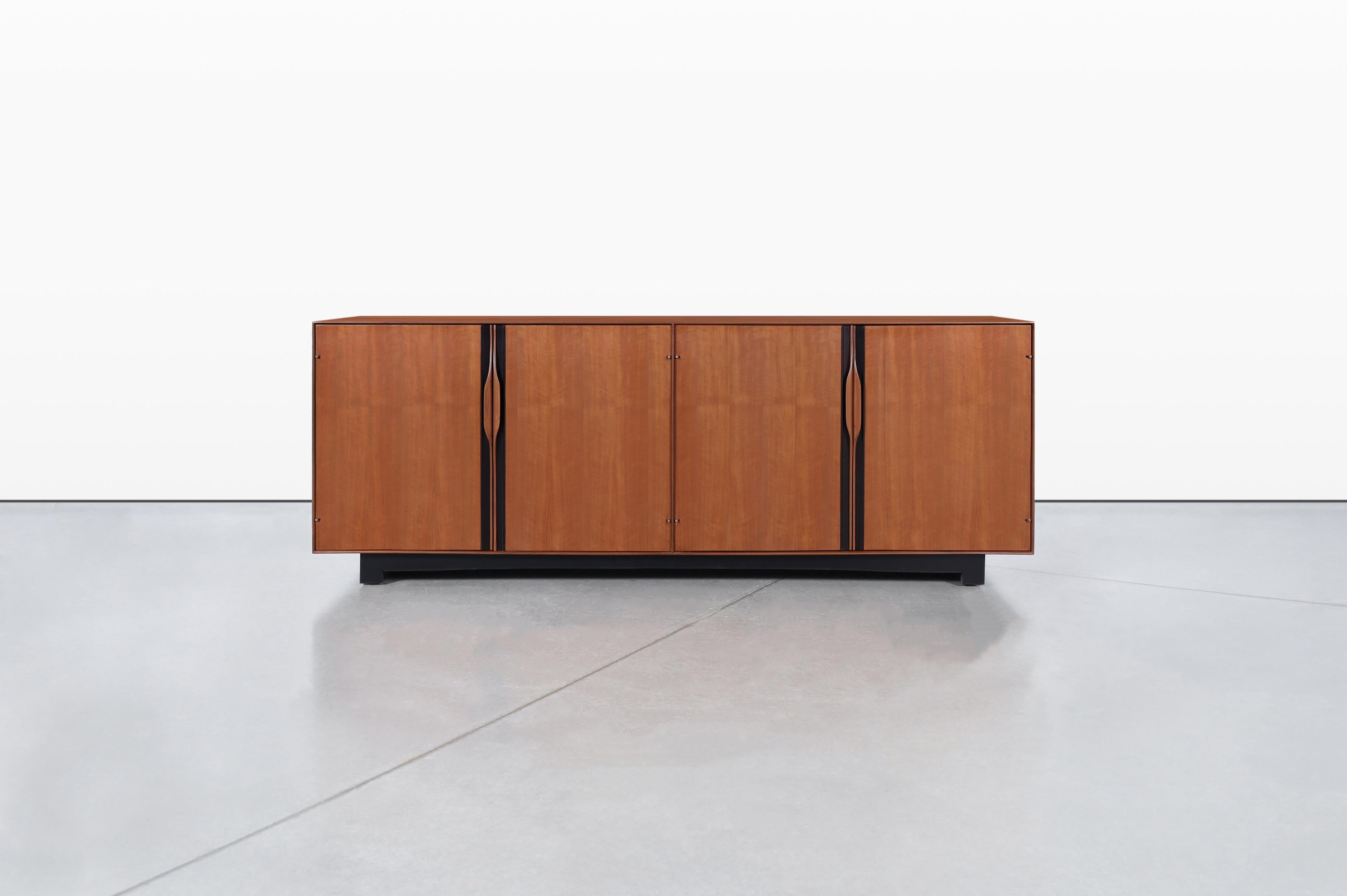 Credenza de nogal Glenn of California de John Kapel en venta 1