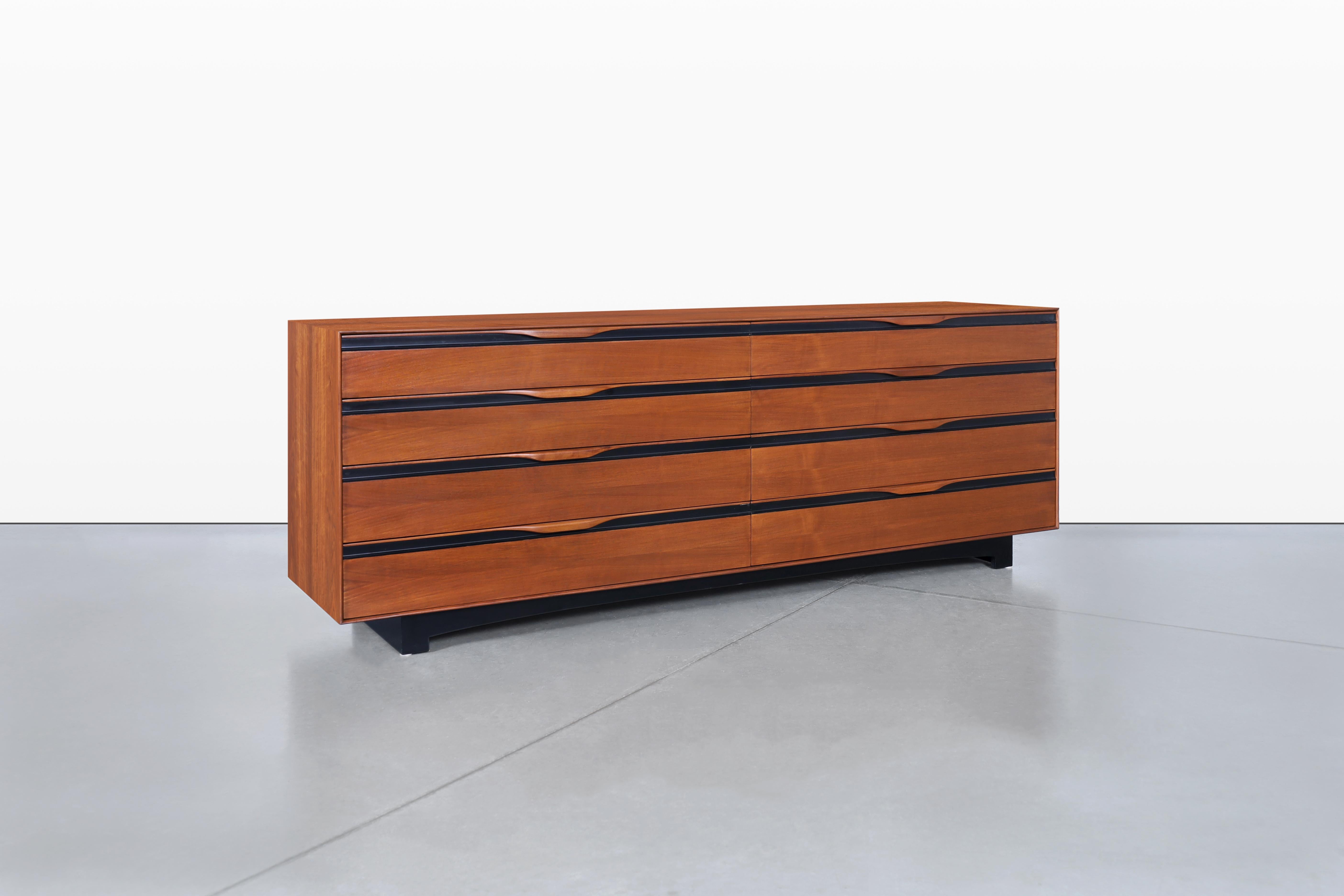 Eine exquisite Kommode aus Nussbaumholz, entworfen von dem berühmten John Kapel für Glenn of California, aus den 1950er Jahren. Dieses atemberaubende Stück ist die längste Version seines Modells und zeigt die außergewöhnliche Handwerkskunst und das
