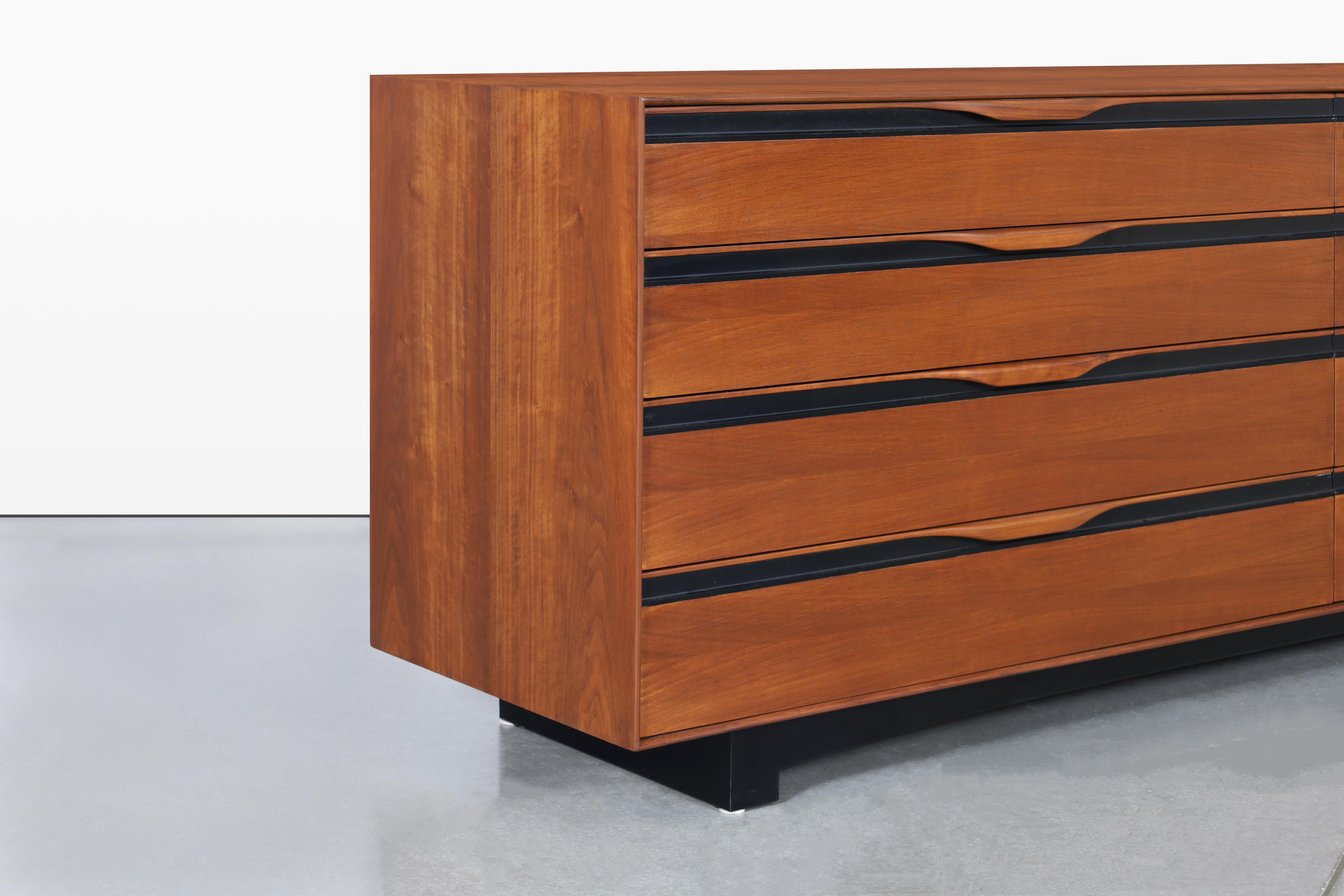 Glenn of California Nussbaumkommode von John Kapel (Moderne der Mitte des Jahrhunderts) im Angebot