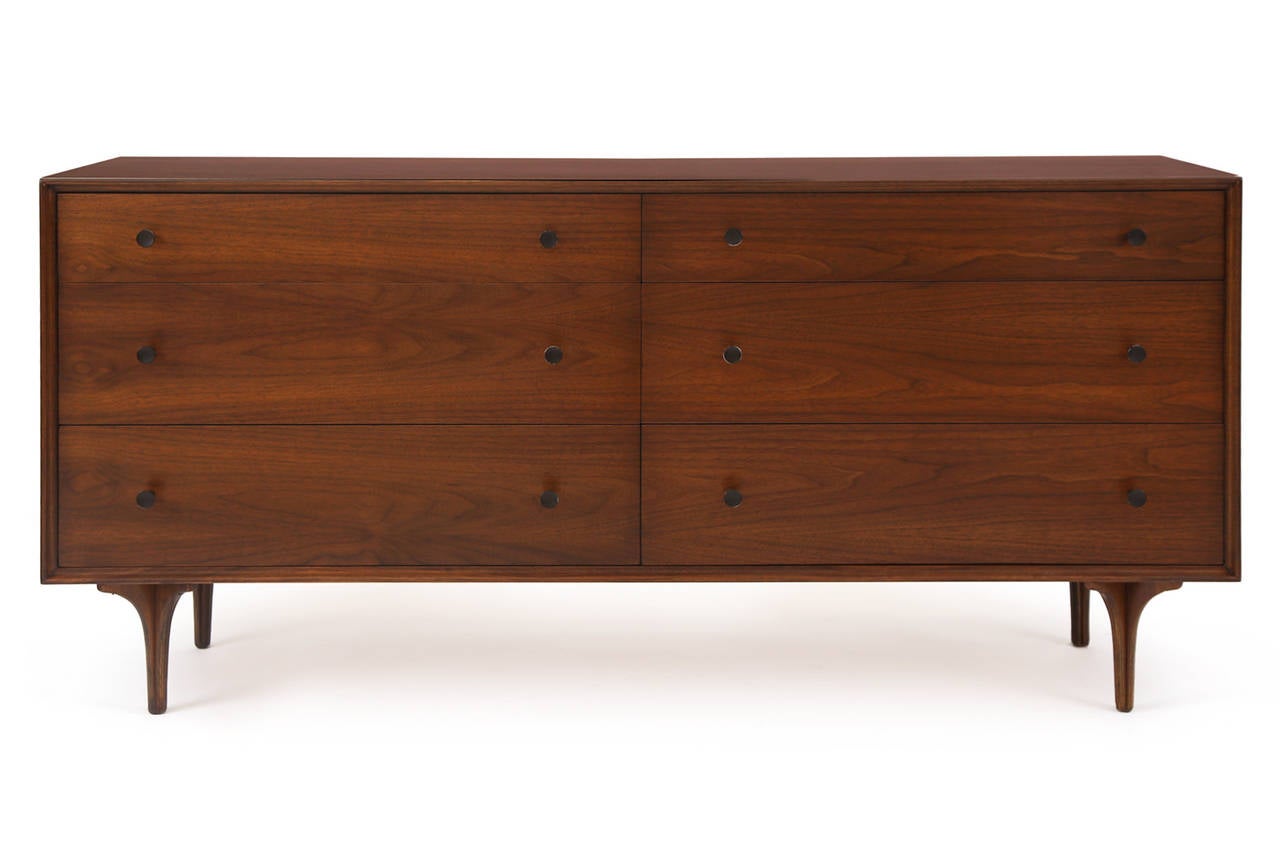 Robert Baron for Glenn of California walnut dresser, circa late 1950s. This lovely example has eight drawers each with hour glass spun metal drawer pulls. The graining in the walnut is stunning on the drawer fronts and top and the chest has been
