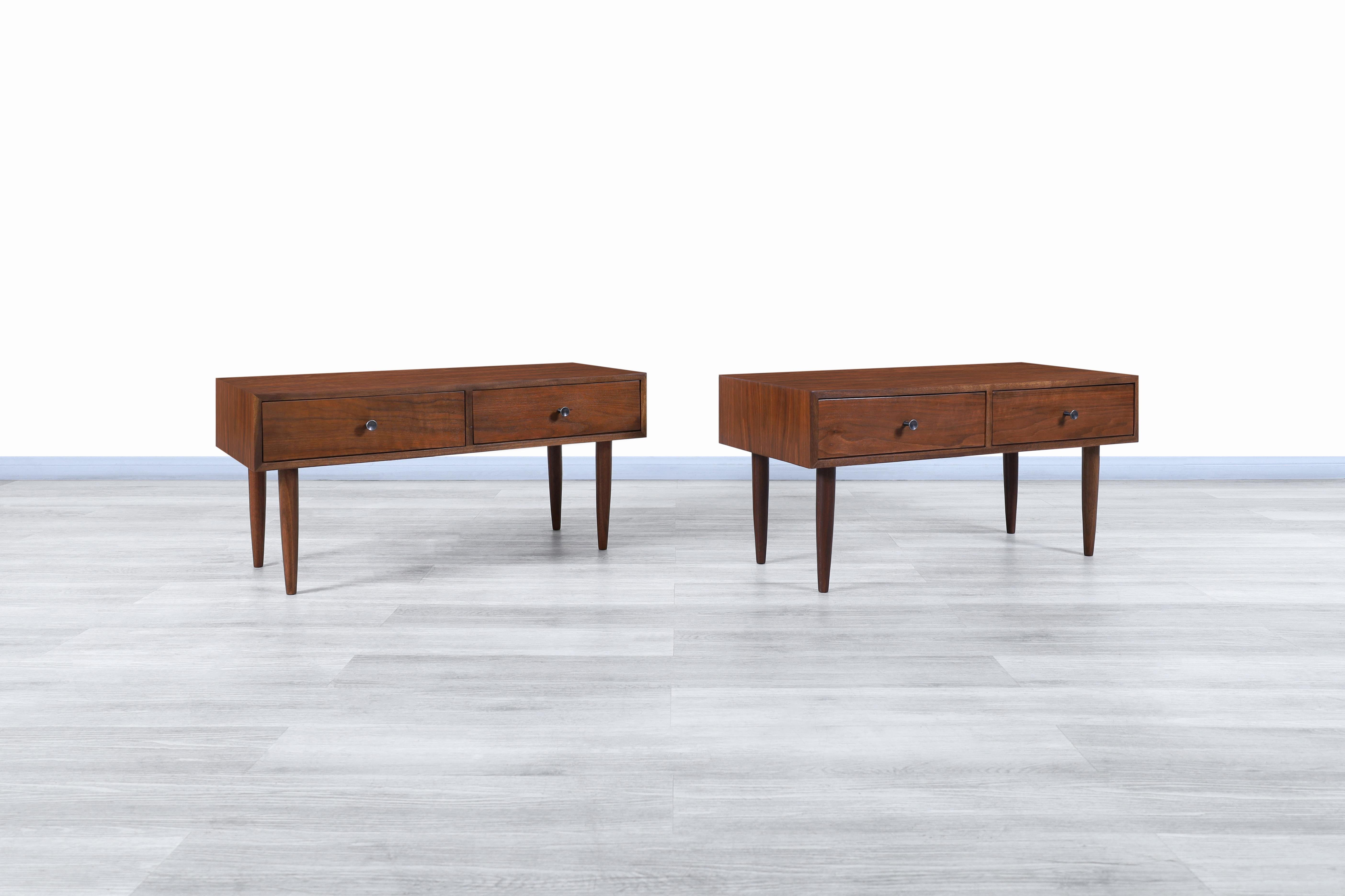 Amazing vintage walnut nightstands/end tables by Milo Baughman for Glenn of California in the United States, circa 1960s. These nightstands have a minimalist but highly functional design and have been made from walnut wood. Each nightstand features