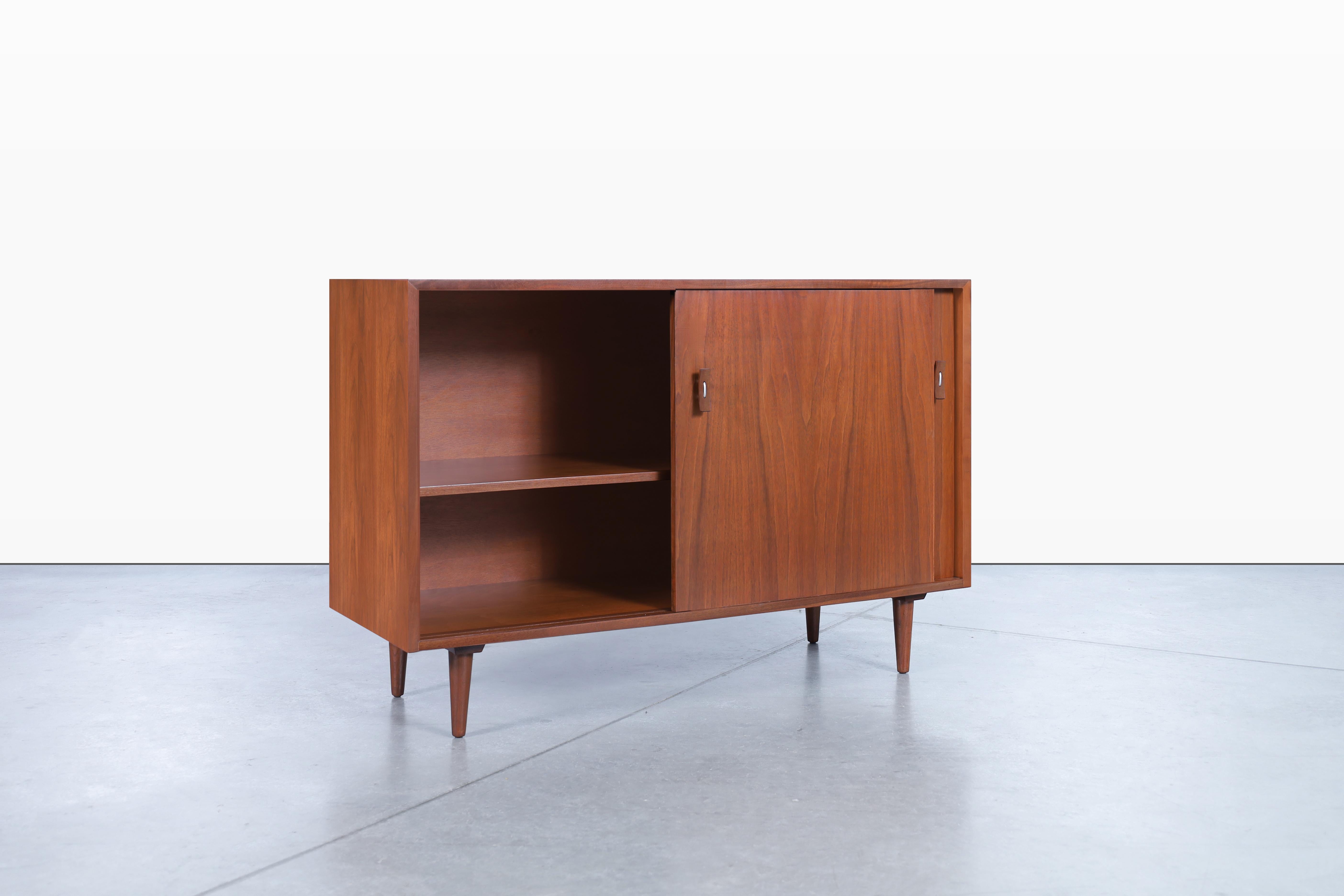 Glenn of California Walnut Sideboard by Stanley Young In Excellent Condition For Sale In North Hollywood, CA