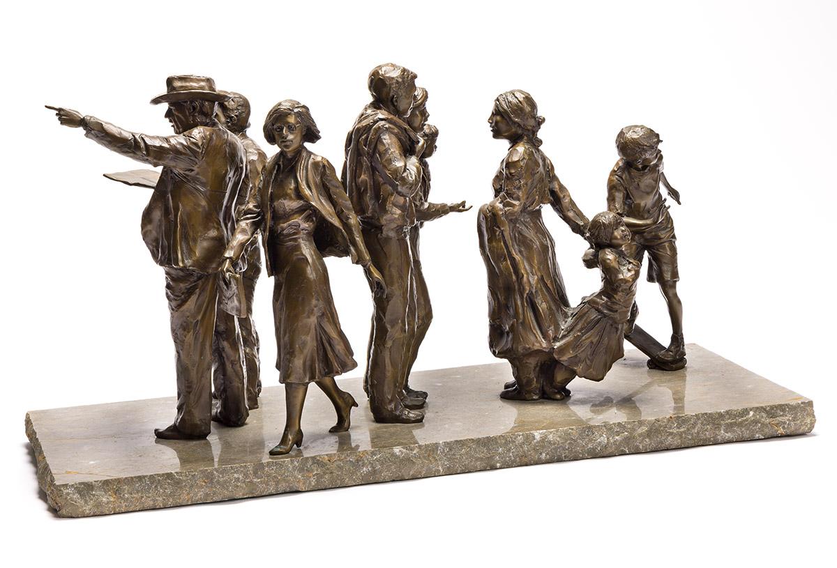 Maqueta de Sidewalk Society, Escultura de edición limitada - Figurative Sculpture Oro de Glenna Goodacre