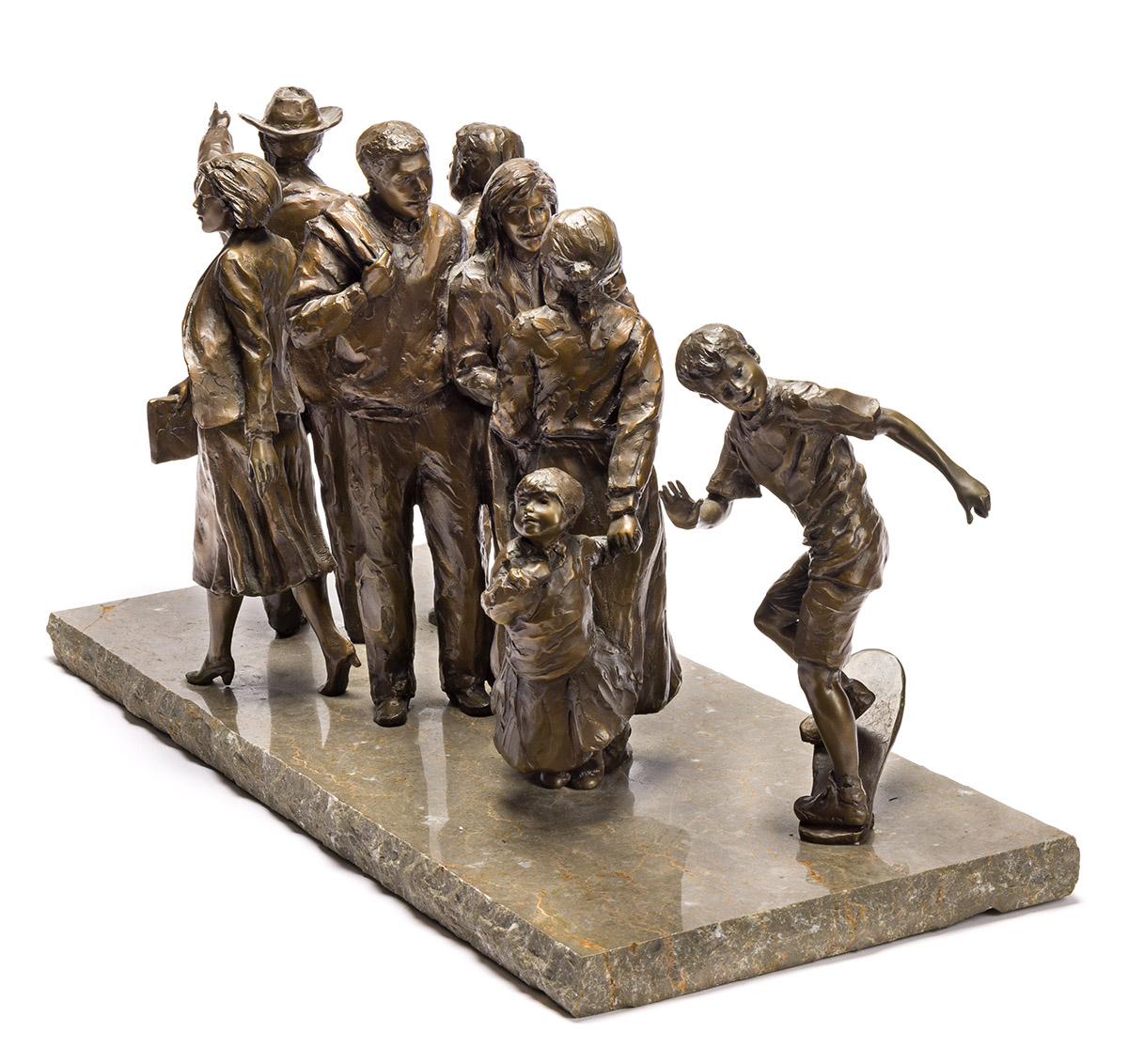 Glenna Goodacre recibió el encargo de crear el bronce a gran escala Sidewalk Society en la plaza de Albuquerque, Nuevo México. Su intención era que la gente interactuara con su escultura y que reflejara 