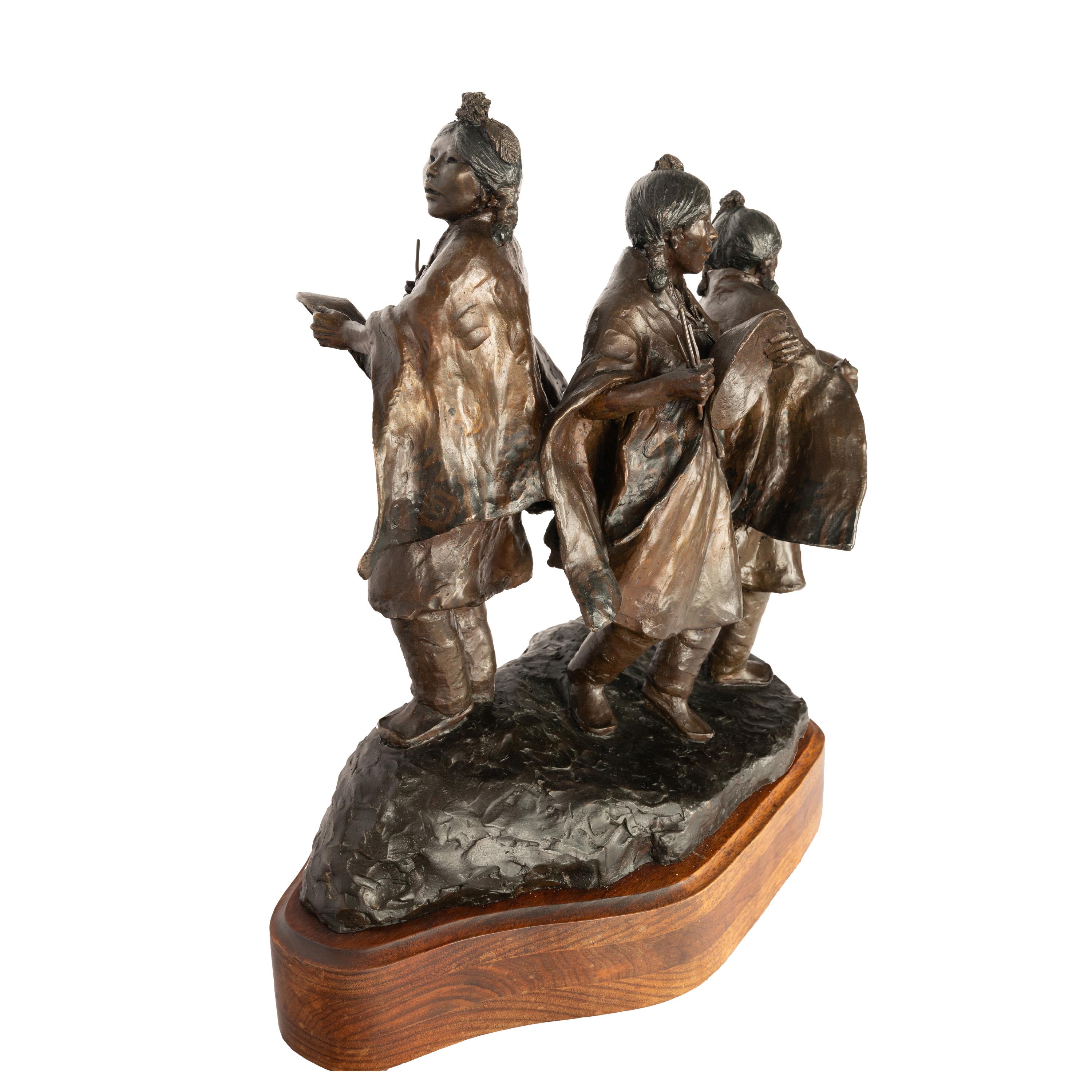 Bronze-Skulptur-Statue der Korb Tänzerin, Young Native Pueblo Women, New Mexico (Amerikanischer Realismus), Sculpture, von Glenna Goodacre