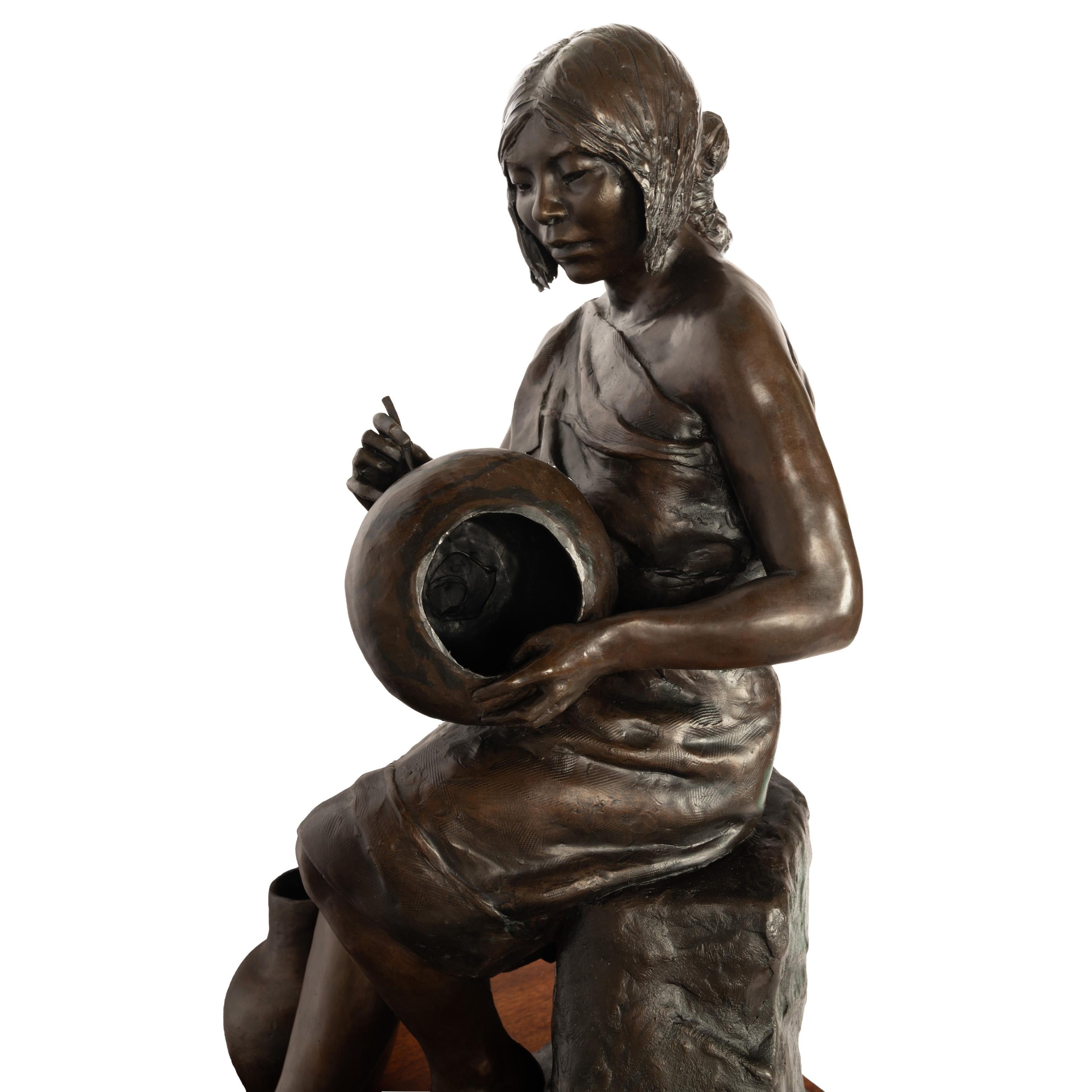 Bronzeskulpturstatue der Töpferin von Zia, Young Native Pueblo Woman, New Mexico, Keramik 7