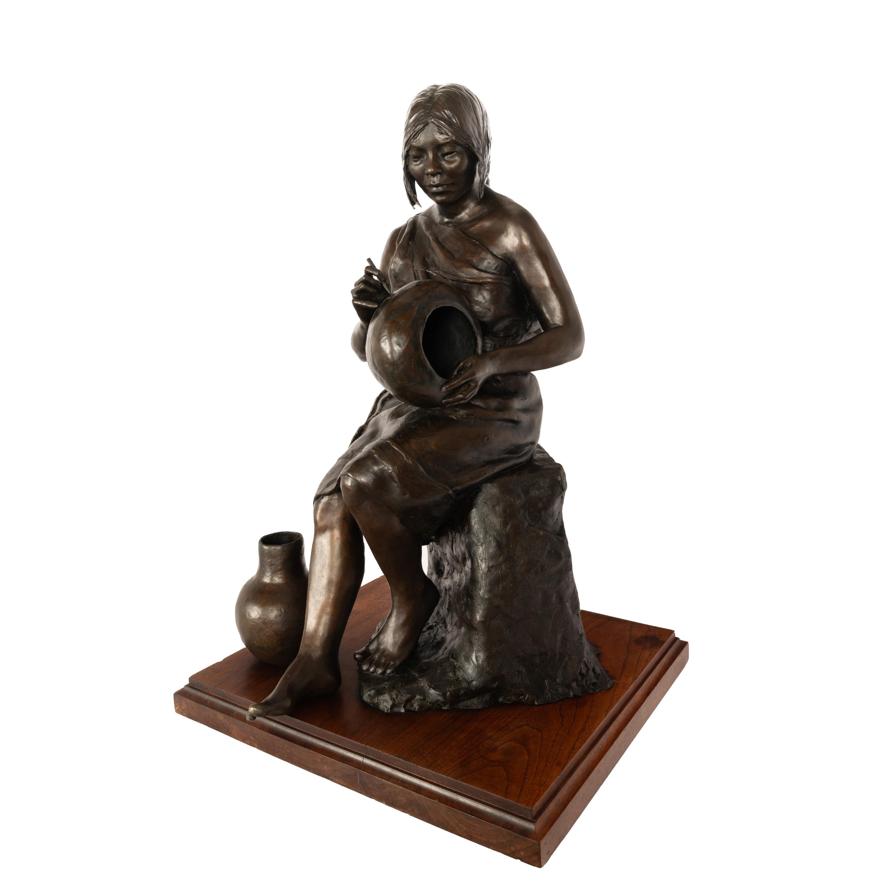 Bronzeskulpturstatue der Töpferin von Zia, Young Native Pueblo Woman, New Mexico, Keramik – Sculpture von Glenna Goodacre