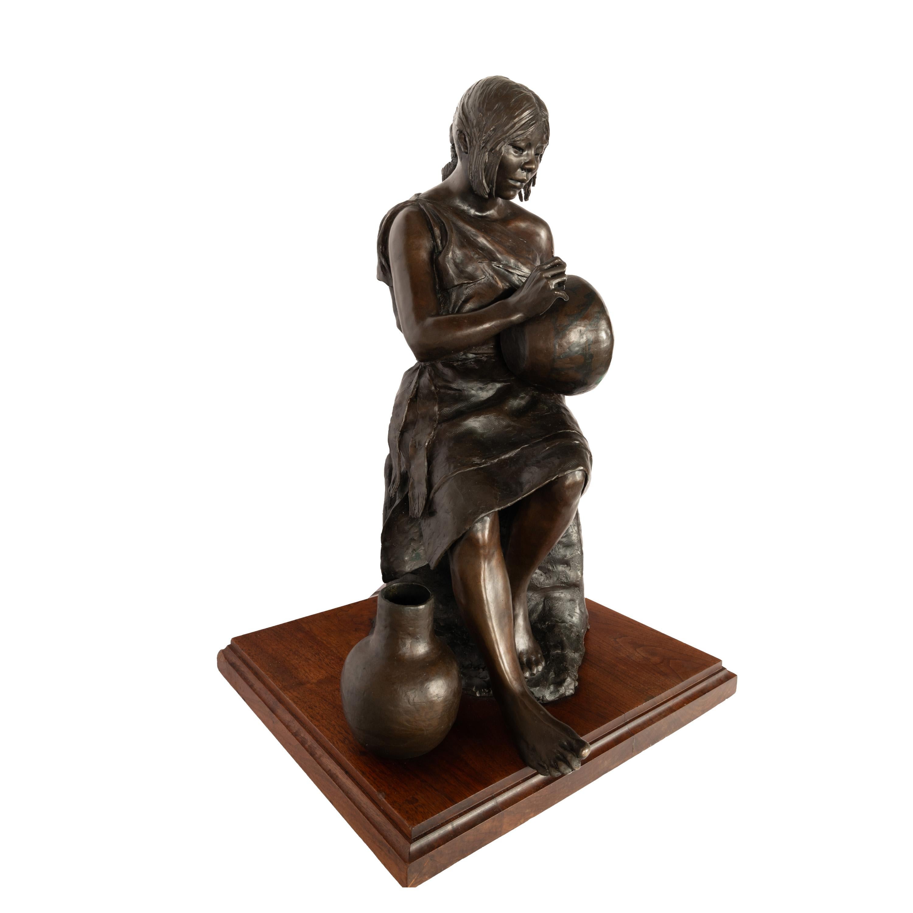 Bronzeskulpturstatue der Töpferin von Zia, Young Native Pueblo Woman, New Mexico, Keramik (Amerikanischer Realismus), Sculpture, von Glenna Goodacre