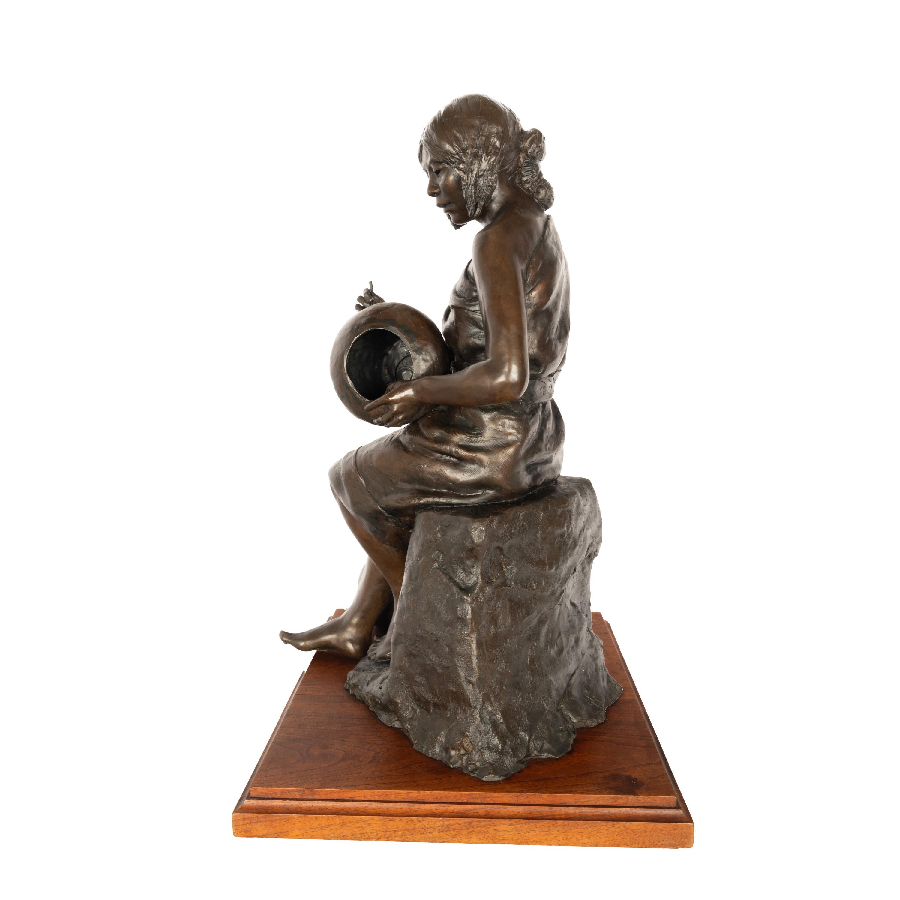 Bronzeskulpturstatue der Töpferin von Zia, Young Native Pueblo Woman, New Mexico, Keramik 4