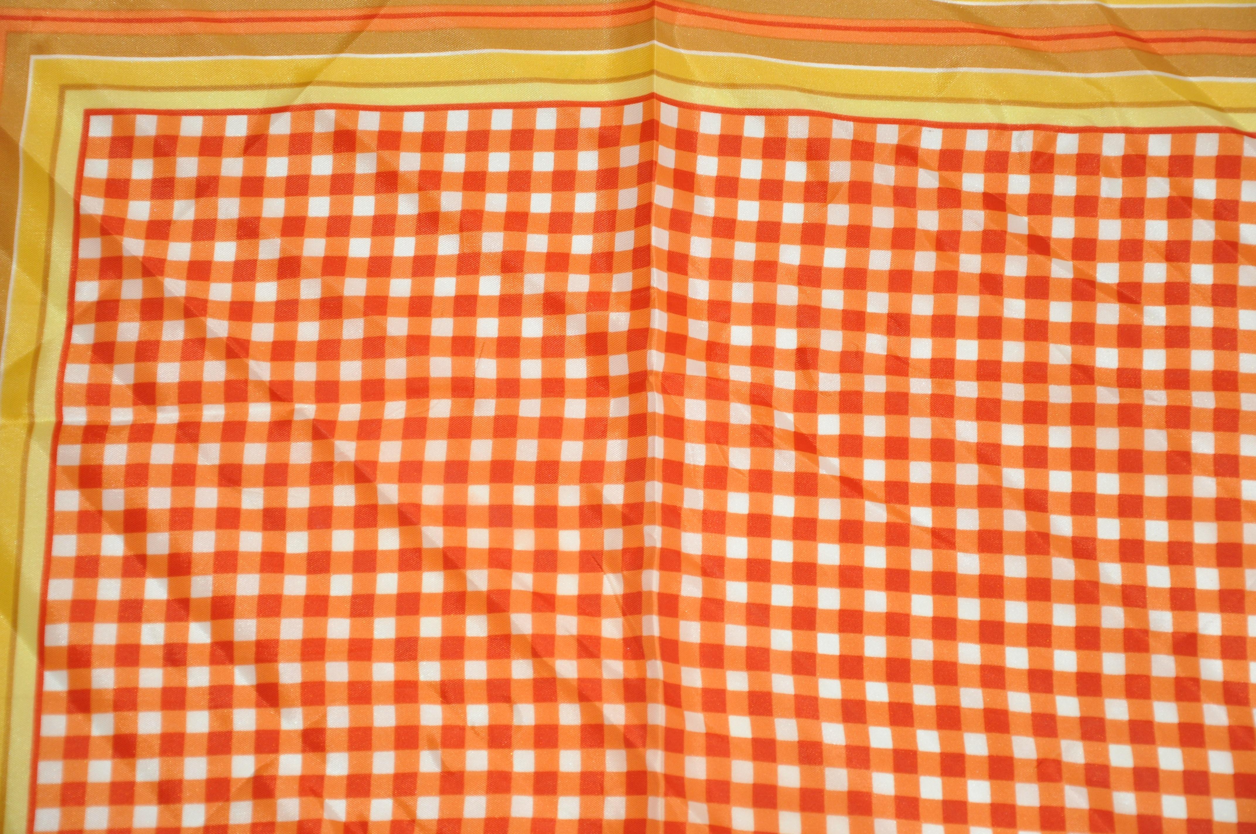 Mehrreihiger Schal aus rotem, bernsteinfarbenem und weißem Kariertuch mit Reißverschluss (Orange) im Angebot