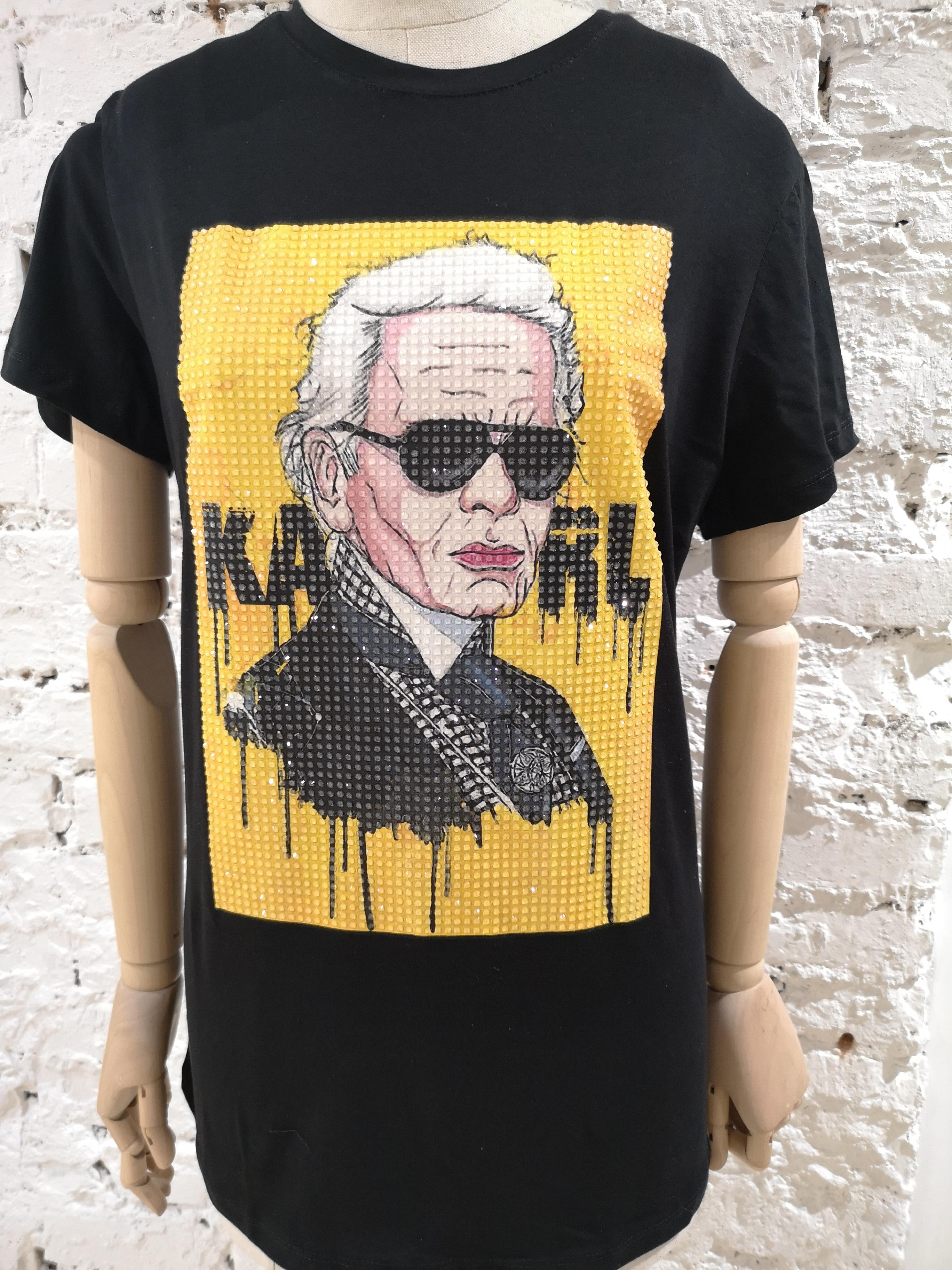 Gli Psicopatici Karl cotton shirt
Black t-shirt totally made in italy, composition is cotton
Karl image on the front
available in different sizes