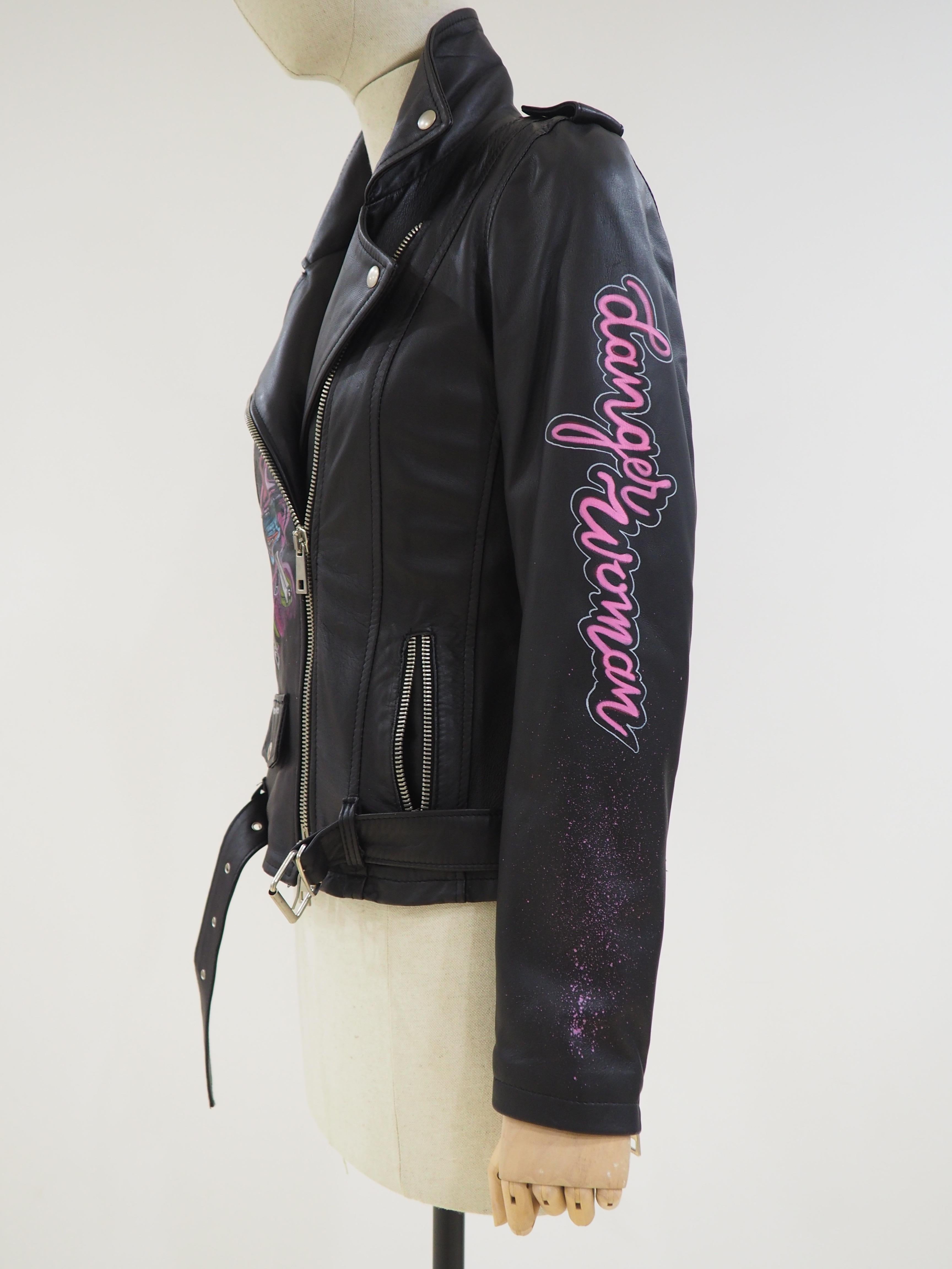 Gli Psicopatici Black Leather danger woman jacket
Italian designer Gli Psicopatici totally made in italy in size S 100% leather embellished with danger woman paint on the back
total lenght 56 cm
shoulder to hem 60 cm