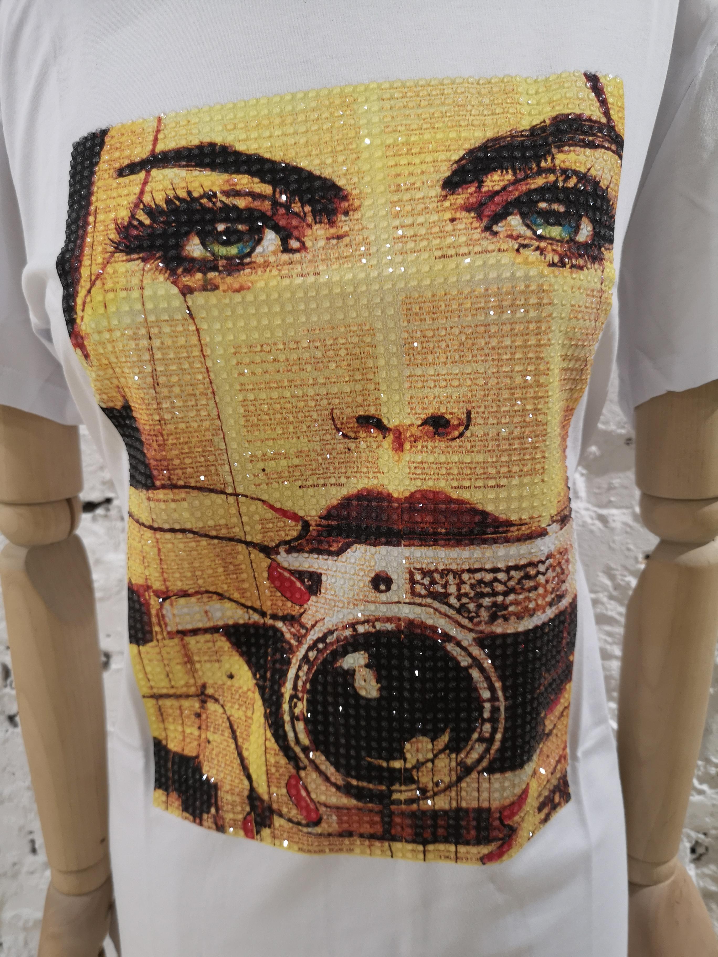 Gli Psicopatici photographer cotton shirt
White t-shirt totally made in italy, composition is cotton
photographer  image on the front
available in different sizes
