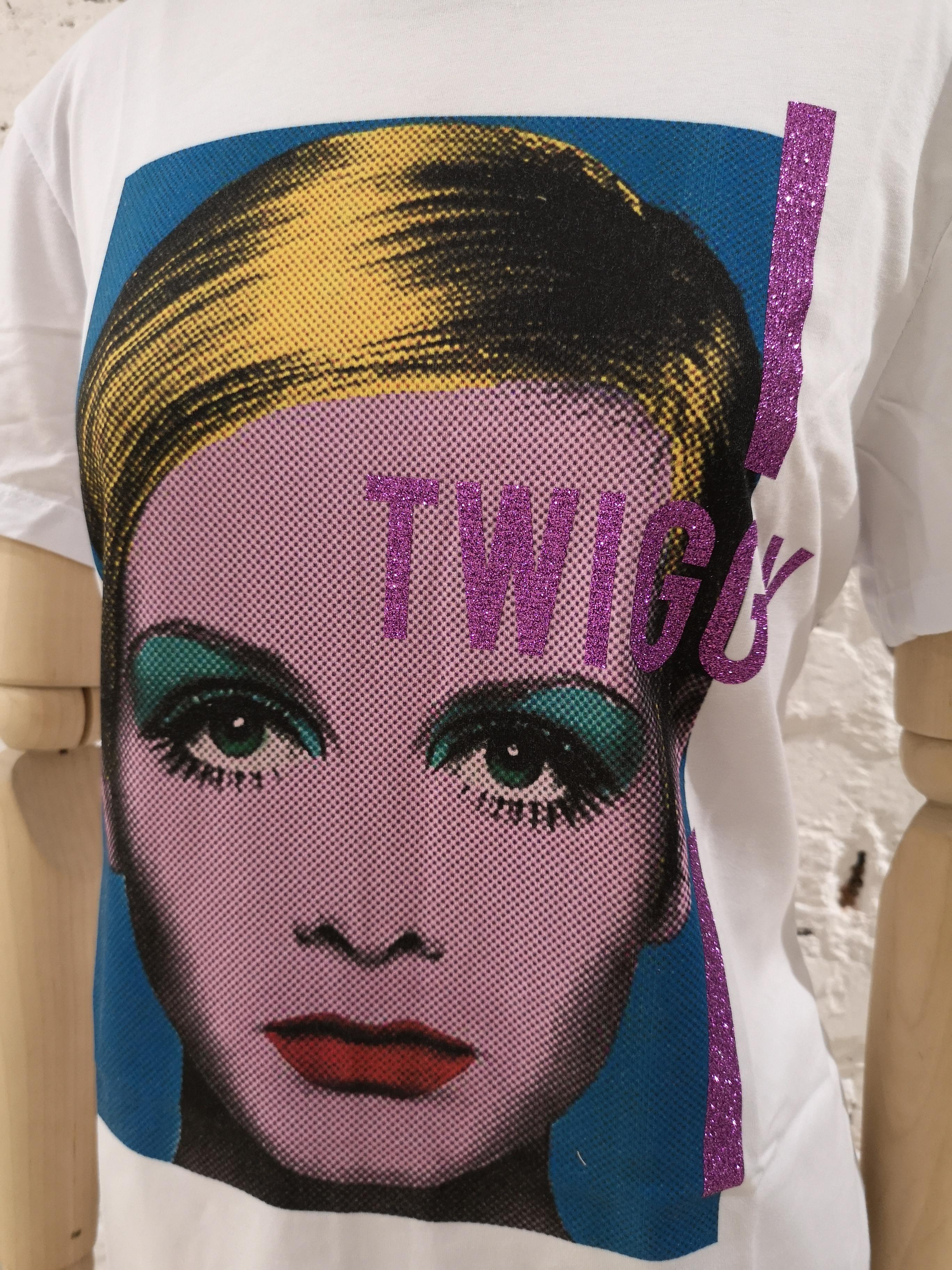 Gli Psicopatici White Twiggy cotton shirt
White t-shirt totally made in italy, composition is cotton
Twiggy image on the front
available in different sizes
