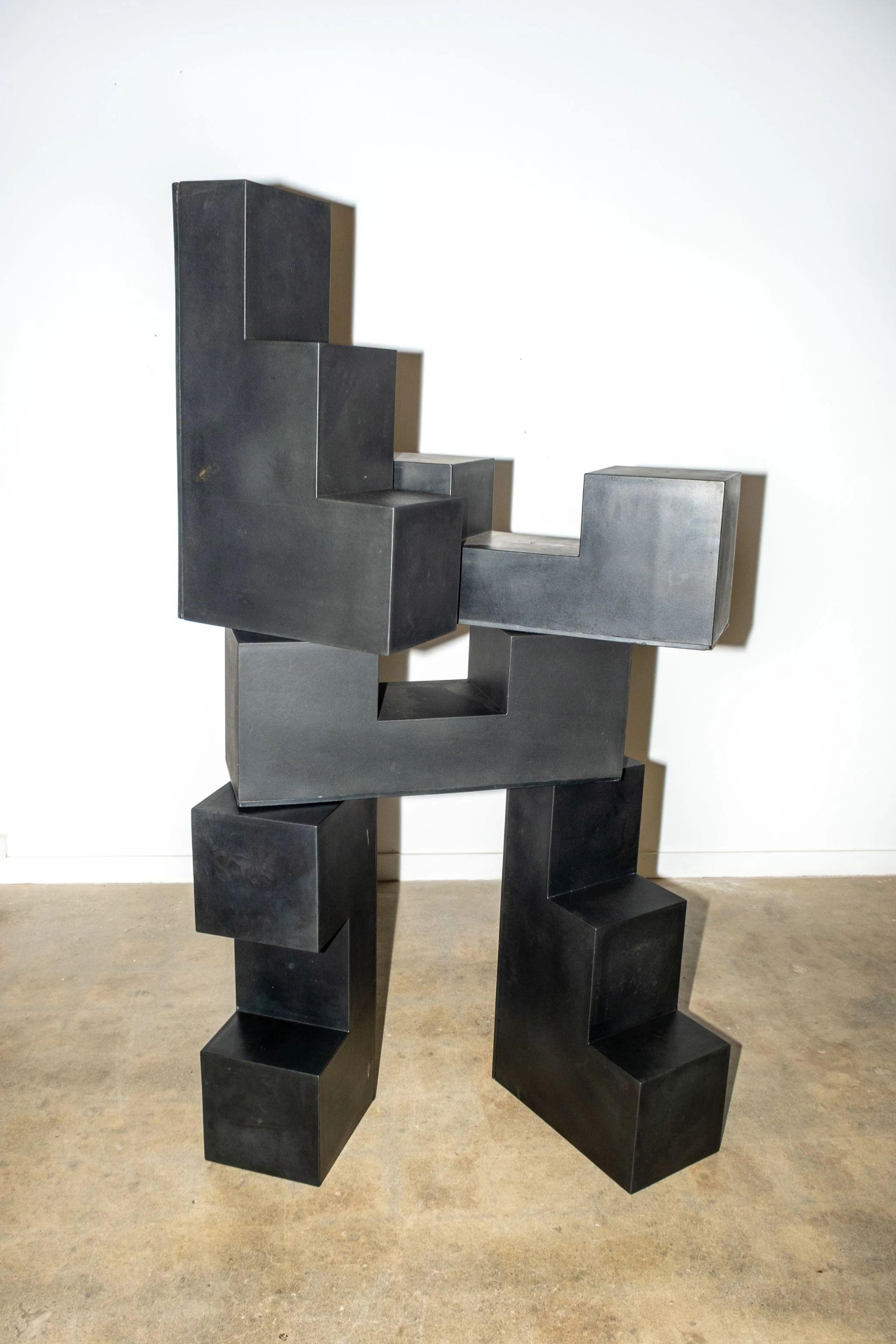 Pourquoi l'agencement des meubles ne serait-il pas comme un jeu de construction ? Cet ensemble de tables modulaires du célèbre designer italien Mario Bellini (né en 1935) prouve que la fluidité est amusante. Faisant partie de la série 