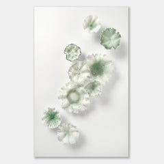 Glimmer in Green, florale grün-weiße Glaswandinstallation von Verity Pulford