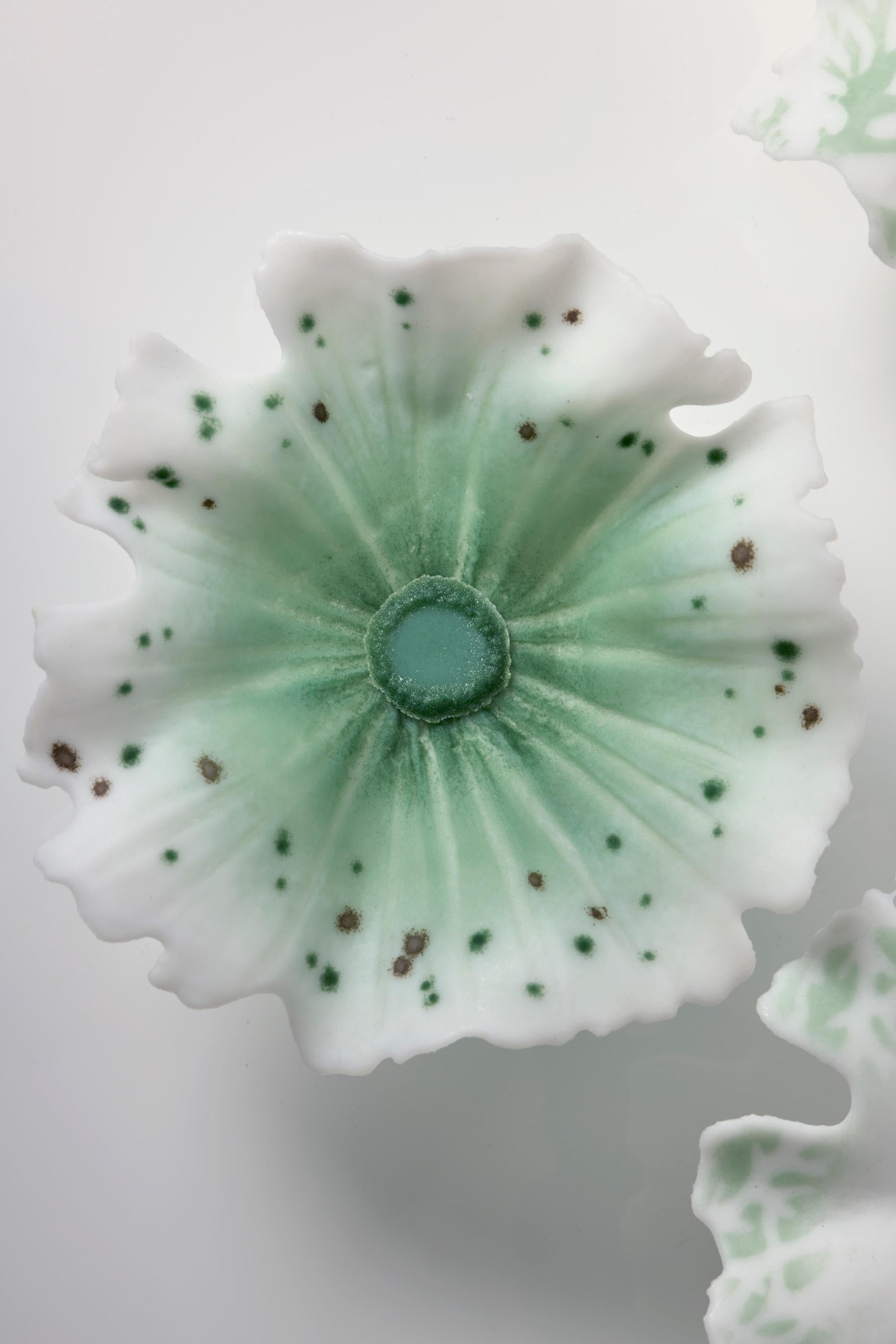 Glimmer in Green, florale grün-weiße Glaswandinstallation von Verity Pulford (Organische Moderne) im Angebot