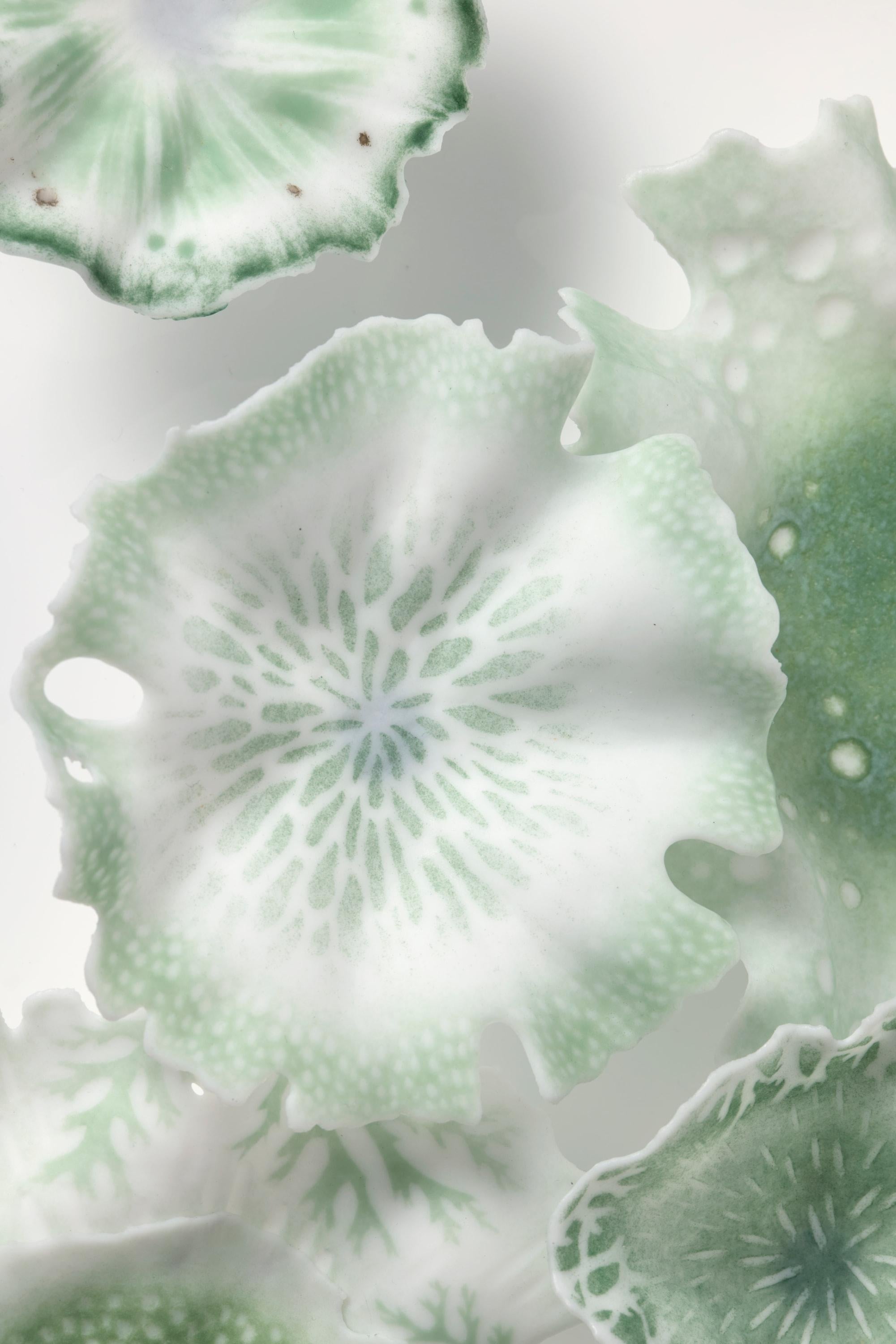 Glimmer in Green, florale grün-weiße Glaswandinstallation von Verity Pulford (Britisch) im Angebot