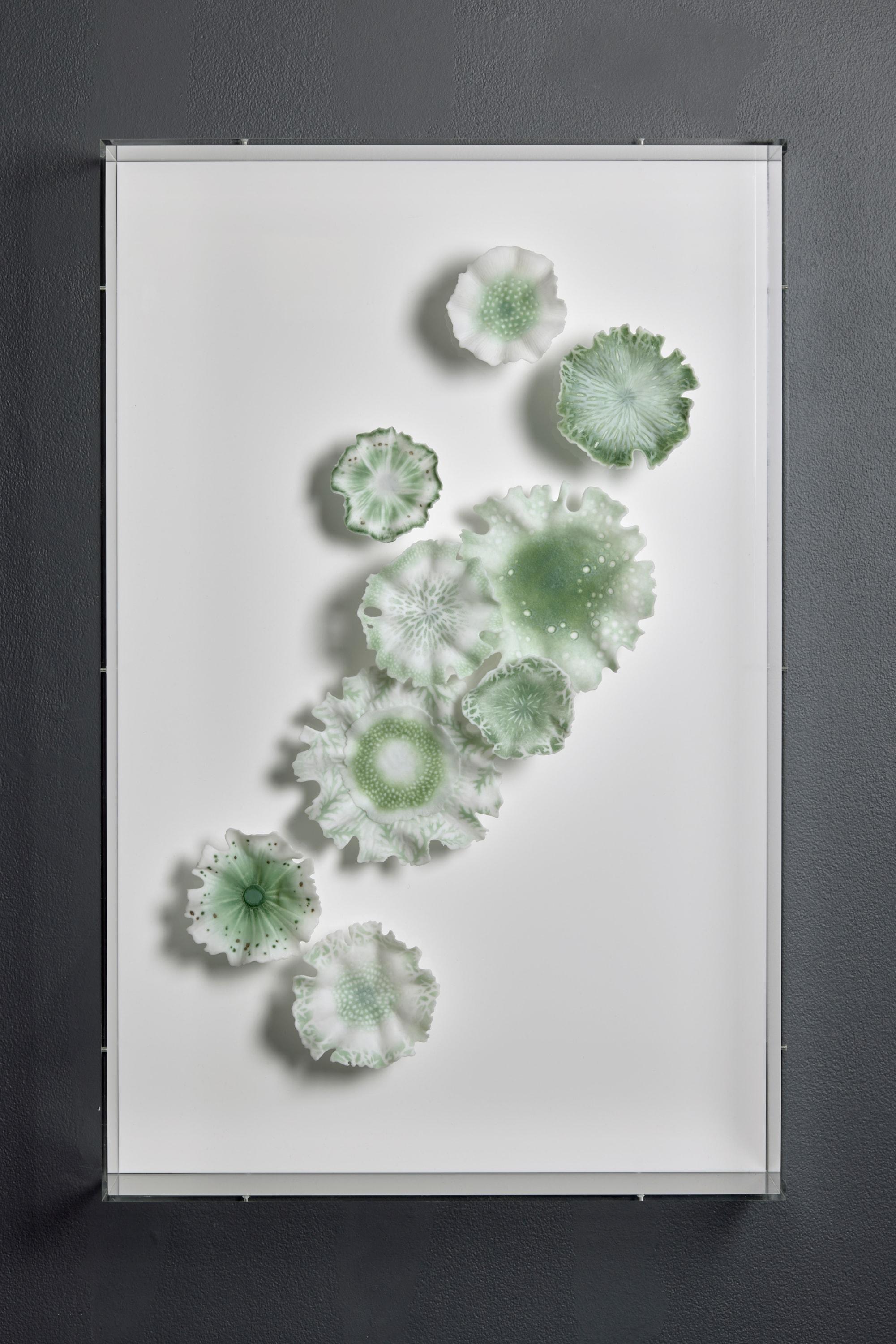 Glimmer in Green, florale grün-weiße Glaswandinstallation von Verity Pulford (Handgefertigt) im Angebot