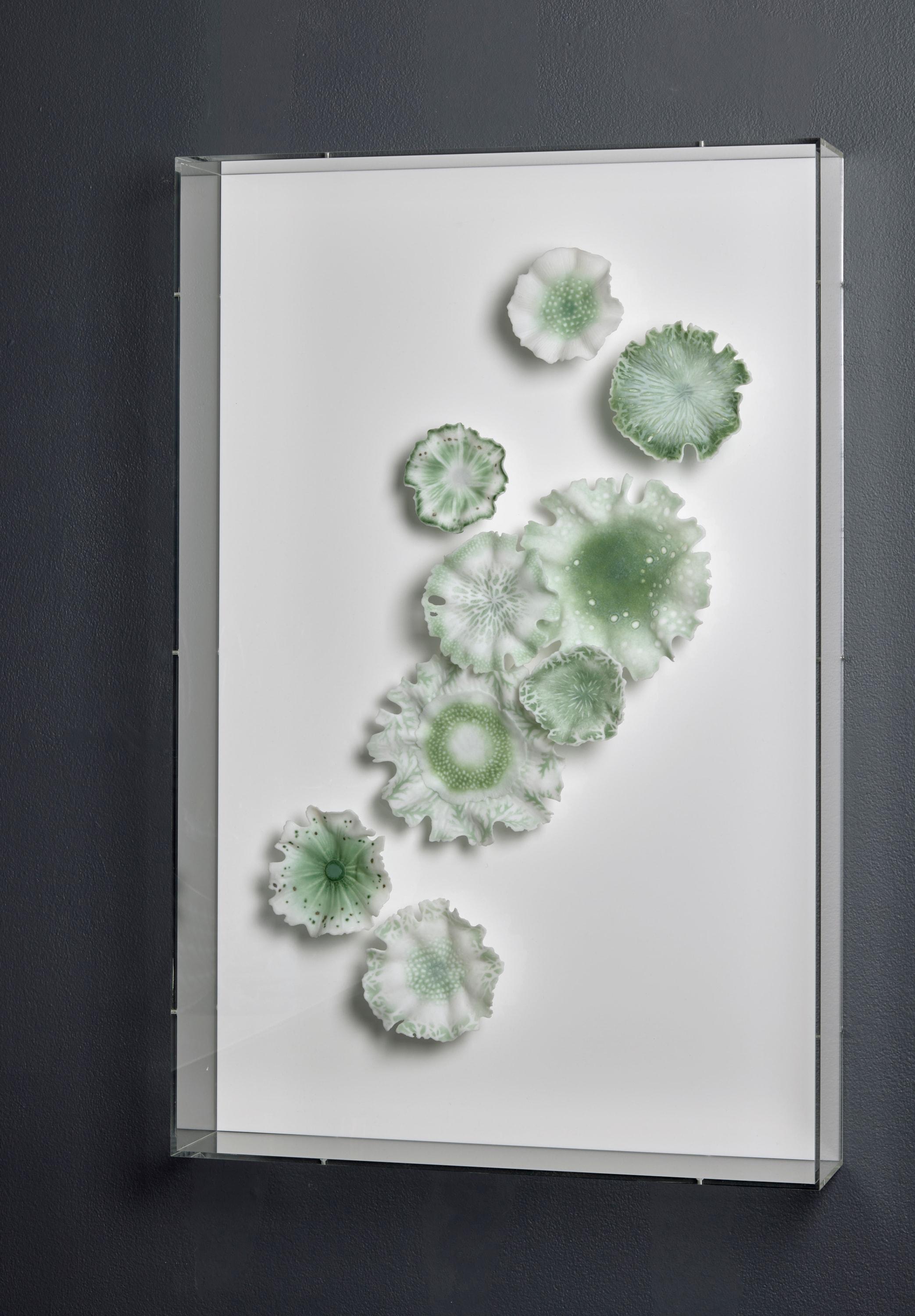 Glimmer in Green, florale grün-weiße Glaswandinstallation von Verity Pulford im Zustand „Neu“ im Angebot in London, GB